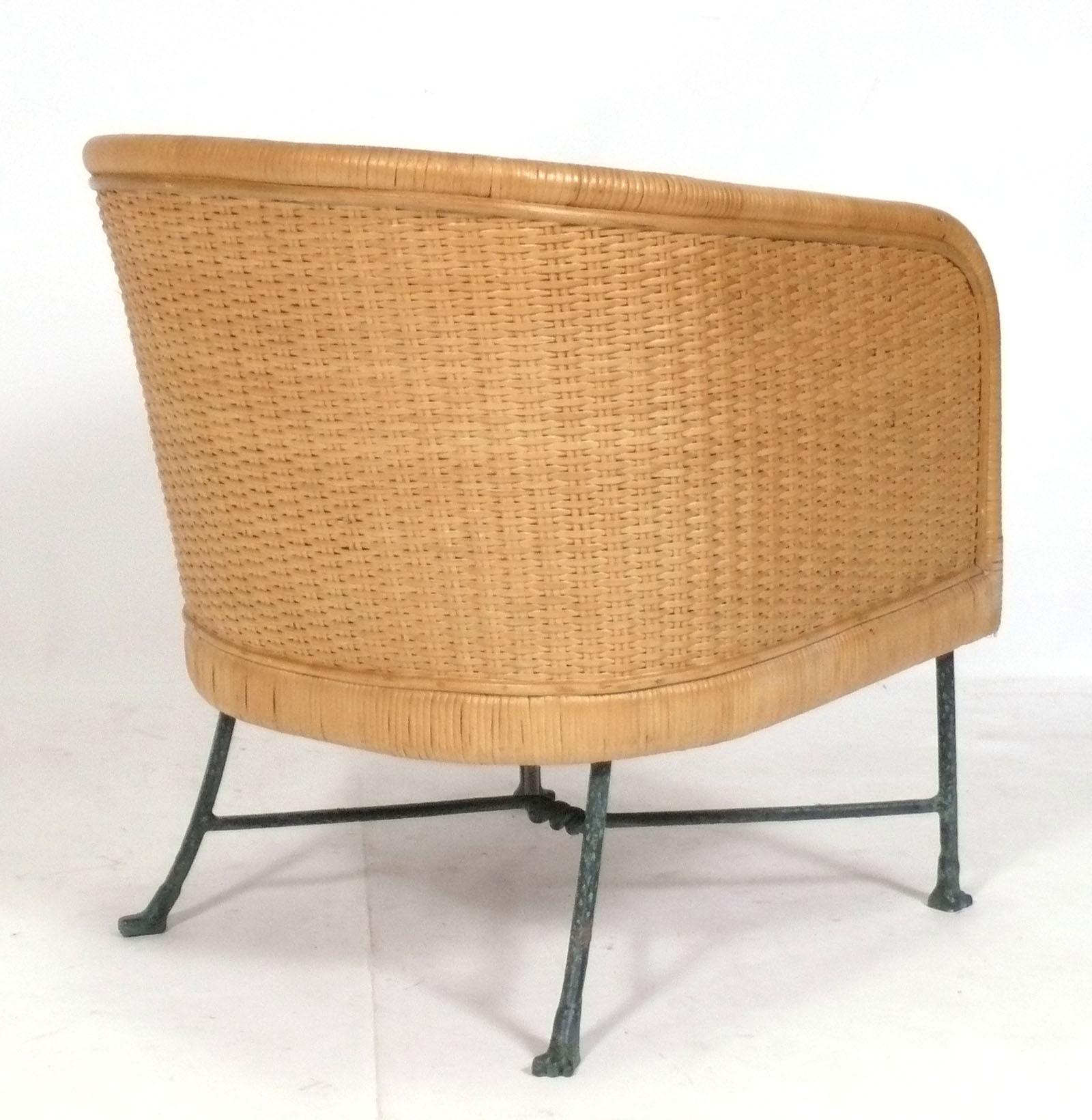 Chaise longue et ottomane en canne avec pieds en métal finition bronze verdâtre circa 80s Bon état - En vente à Atlanta, GA