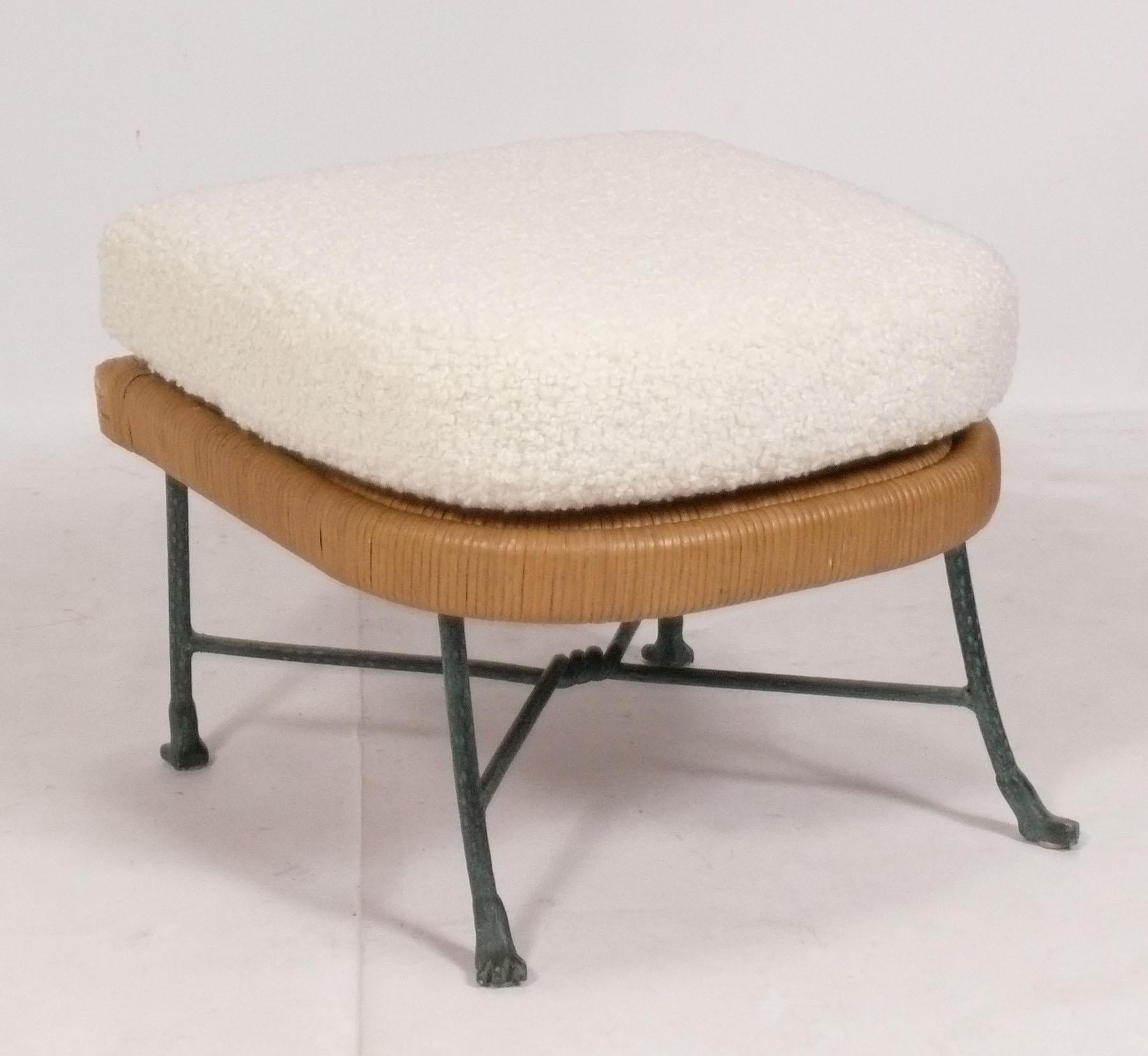 Fin du 20e siècle Chaise longue et ottomane en canne avec pieds en métal finition bronze verdâtre circa 80s en vente