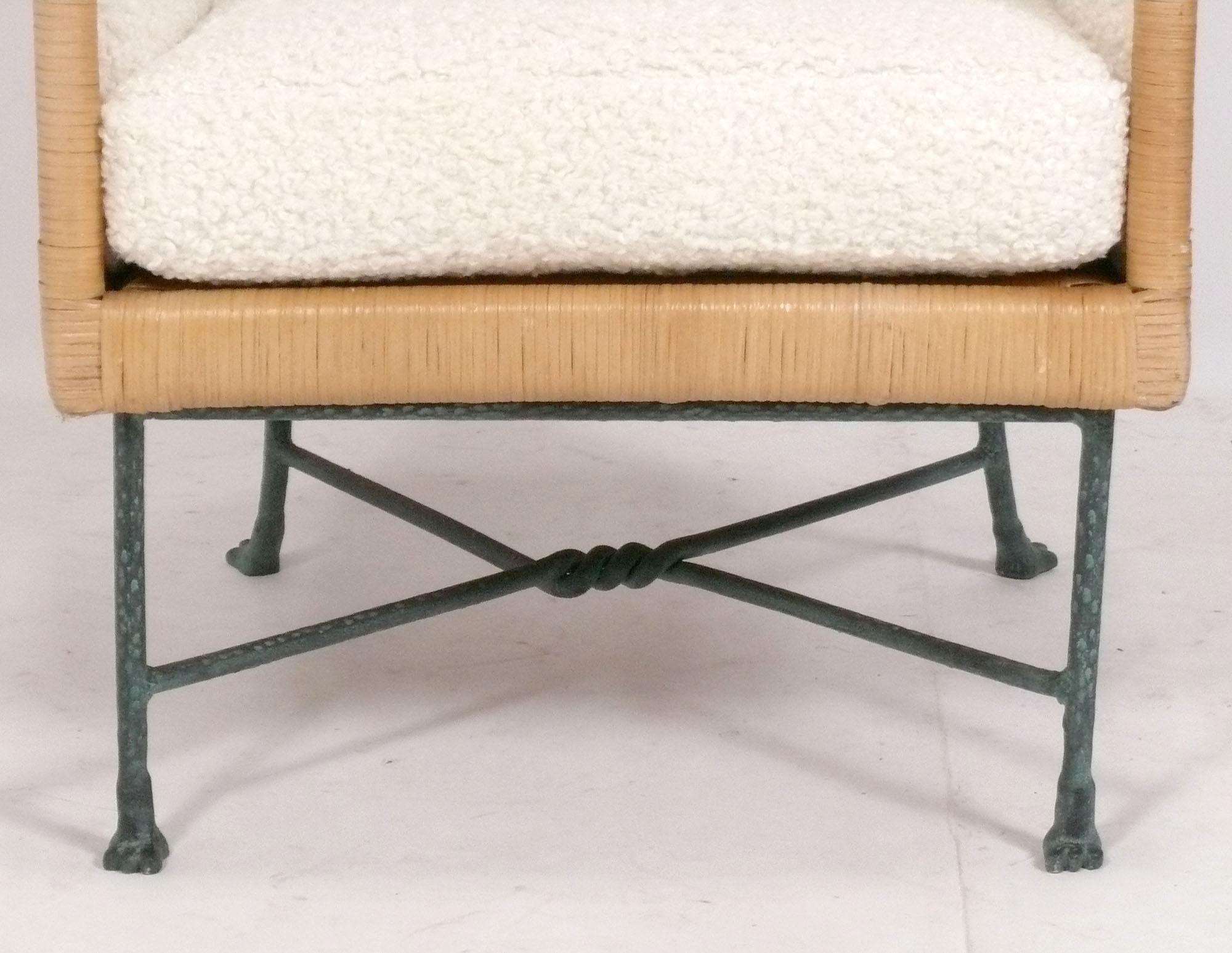 Tissu d'ameublement Chaise longue et ottomane en canne avec pieds en métal finition bronze verdâtre circa 80s en vente
