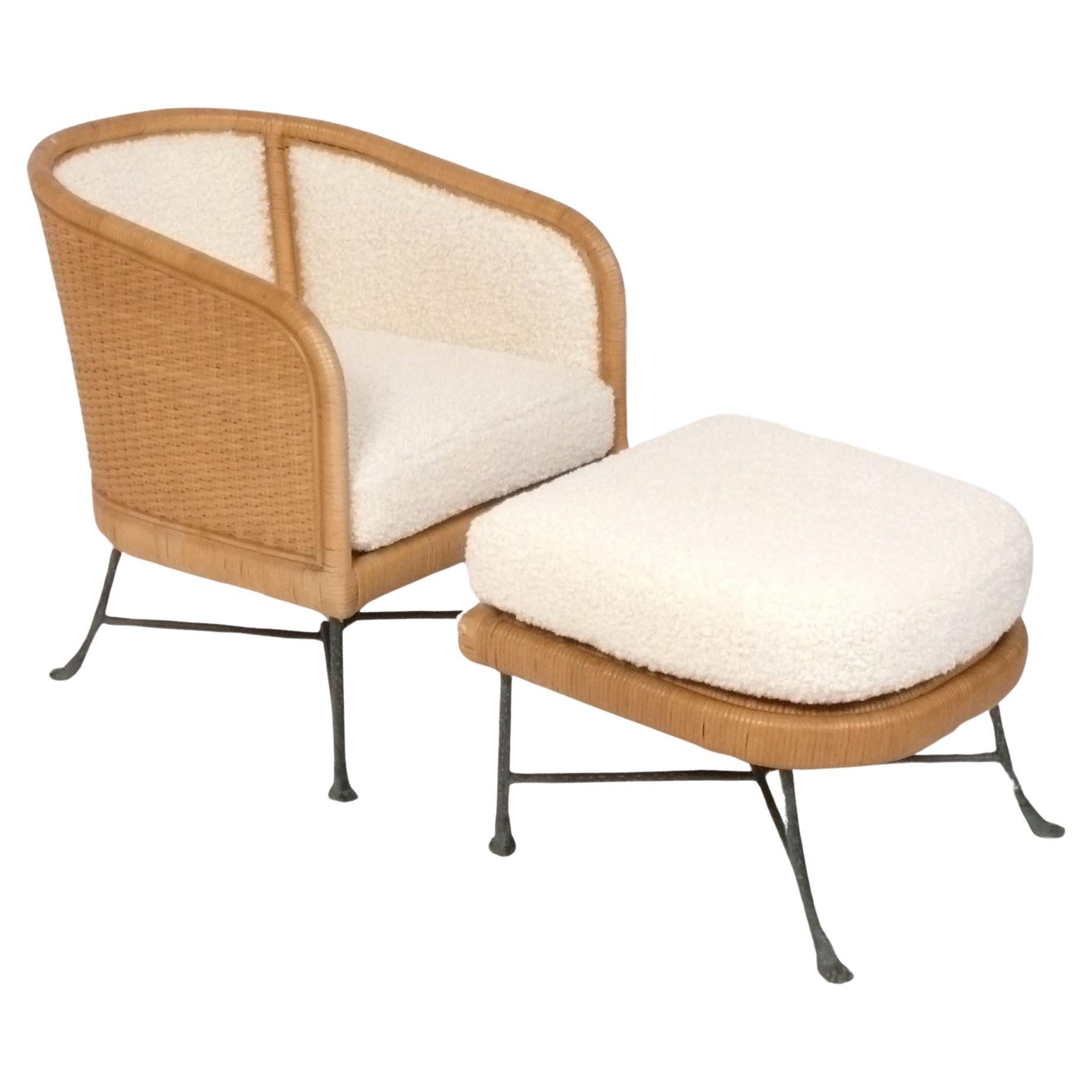 Chaise longue et ottomane en canne avec pieds en métal finition bronze verdâtre circa 80s en vente