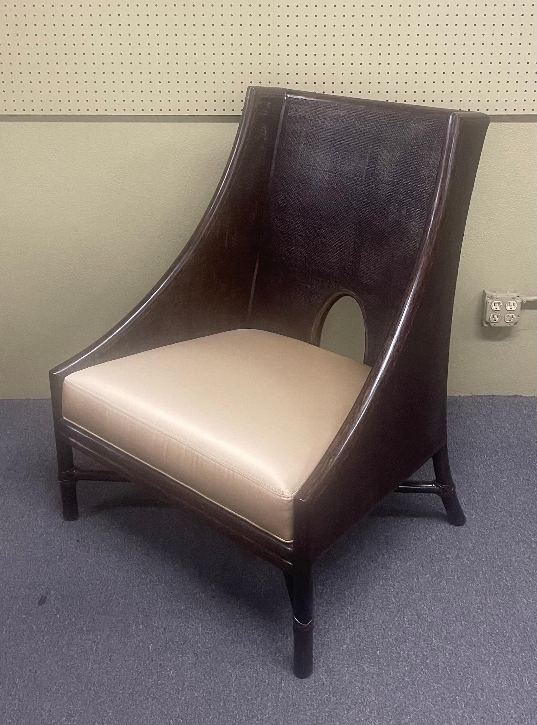 Une très belle chaise longue cannée de Barbara Barry pour McGuire Furniture de San Francisco, circa 2006. La chaise présente un champ de cannage joliment encadré de rotin et accentué par le détail de découpe en demi-ovale caractéristique de la
