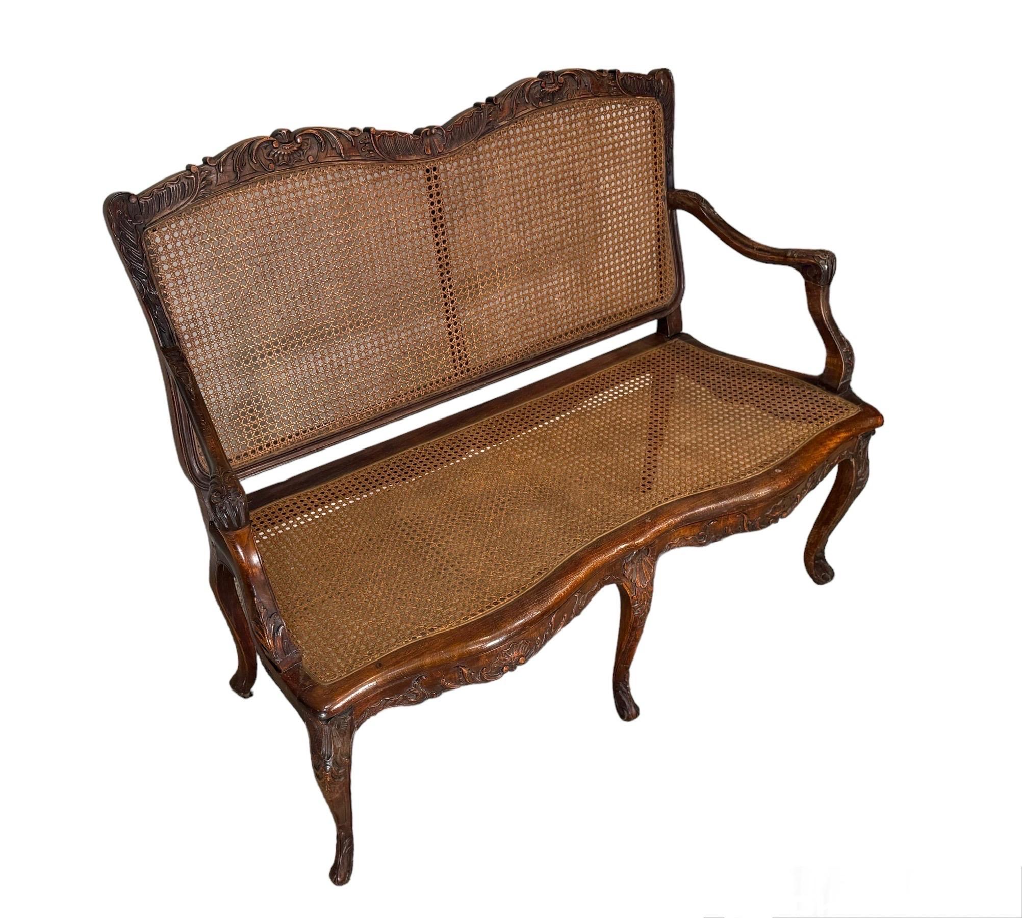 Sillón estilo Luis XV Armazón apretado, Asiento y respaldo en buen estado. Se retocó y se enceró. Incluye antiguo asiento personalizado, necesita recuperarse 