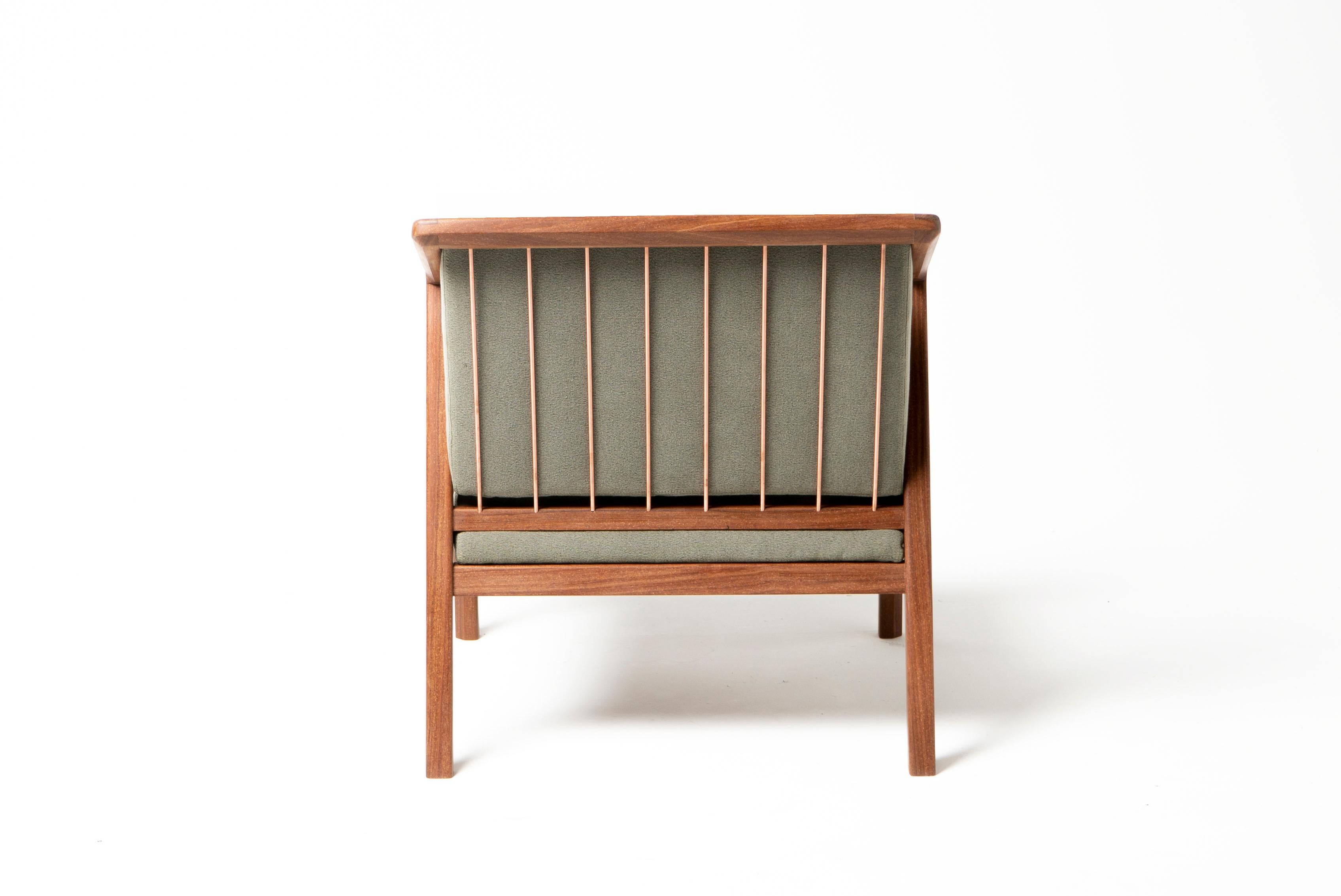 Ein minimalistisches Design, das Struktur und Ästhetik vereint. Der Sessel Canela mit seinen modernen und skandinavischen Einflüssen aus der Mitte des Jahrhunderts ist eine elegante Ergänzung für jedes Ambiente, sei es ein Wohnzimmer, ein