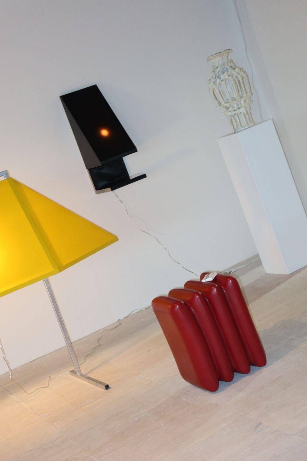 Cette table d'appoint unique s'inspire des chiclets mexicains traditionnels, les 