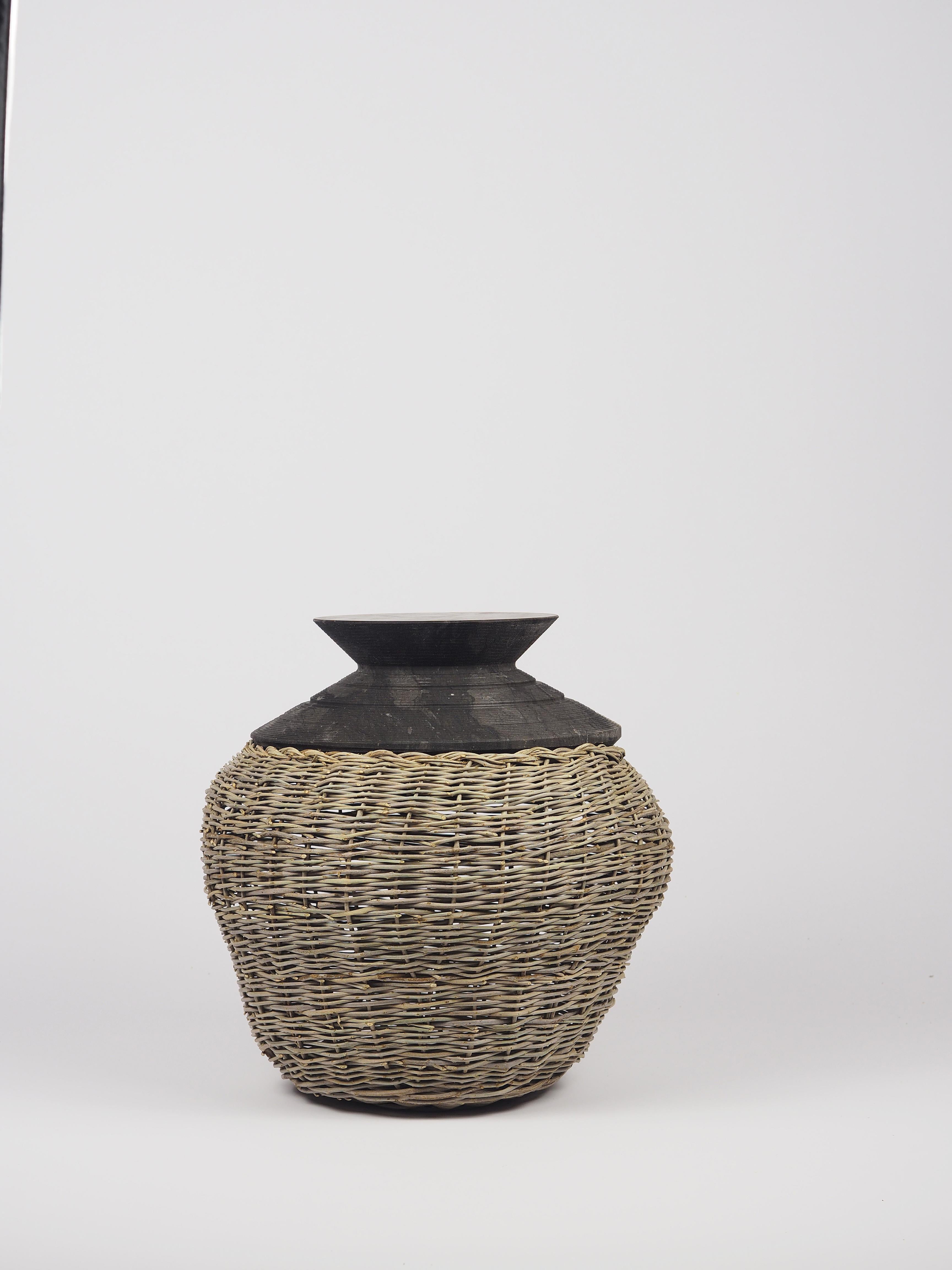 A collection of centerpieces and containers in Jerissa stone and intertwined olive branches that reflect the theme of the traditional basket, reinterpreted; recovered from a distant past, they are reviewed in a contemporary key, stylized, reworked