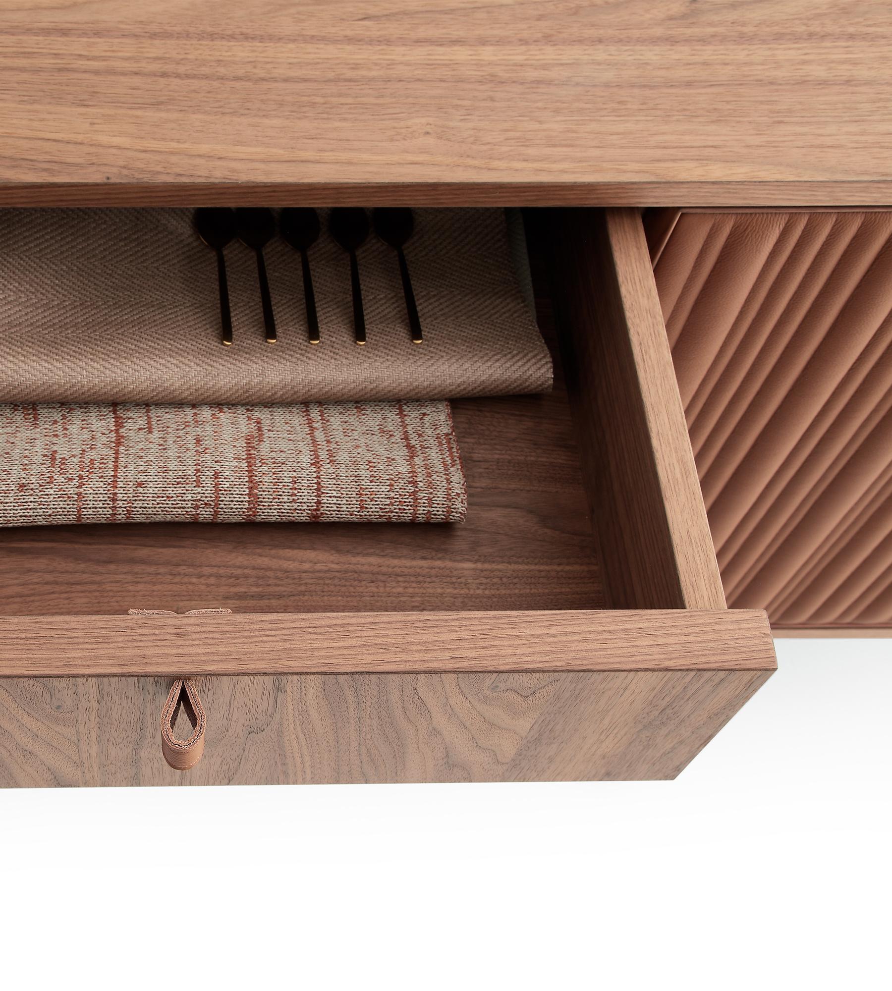 Cómoda Canette, dos puertas y 3 cajones, de Morica Design Cuero en venta