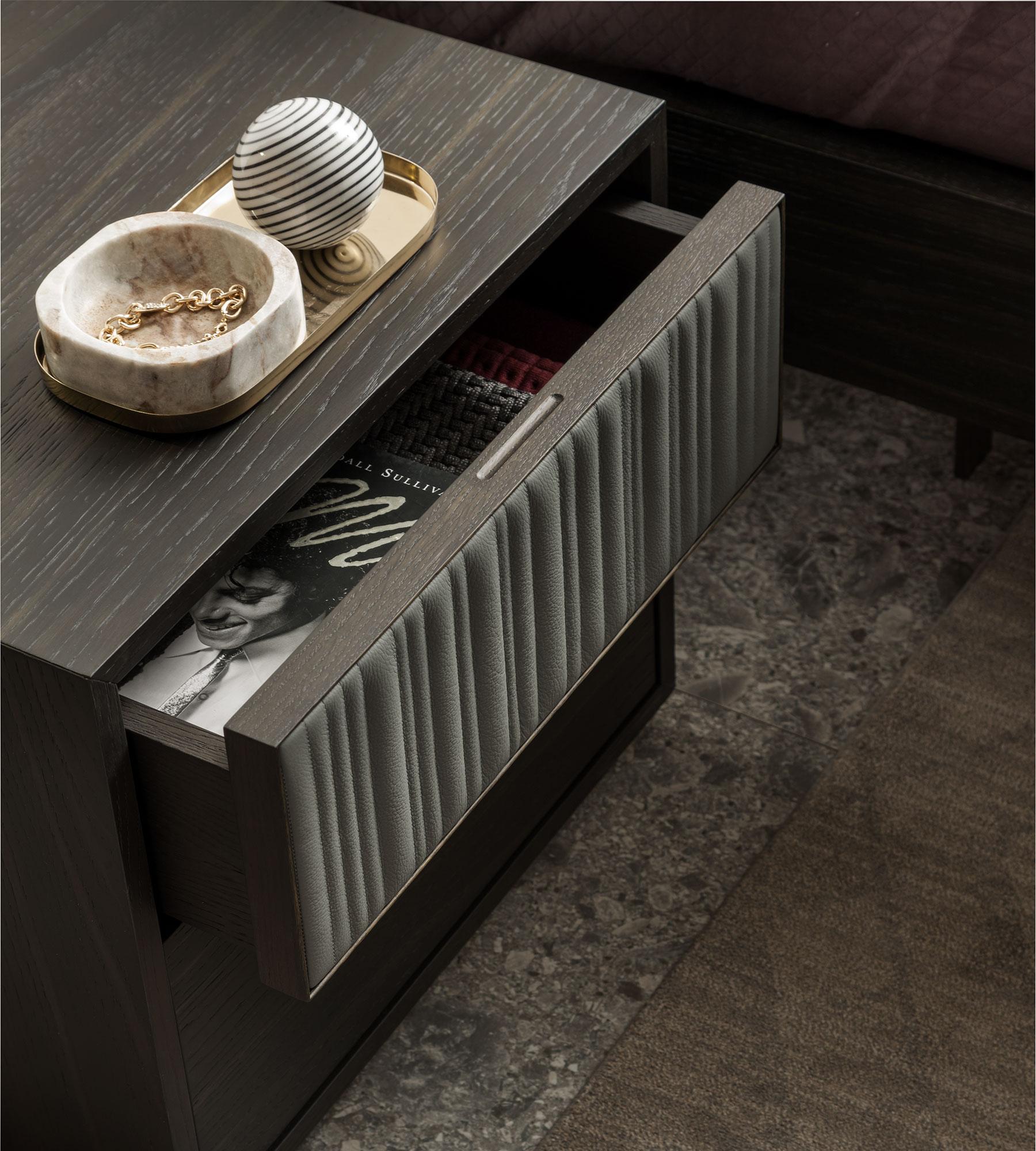 Postmoderne Table de nuit Canette Laguna en chêne et cuir par Morica Design en vente