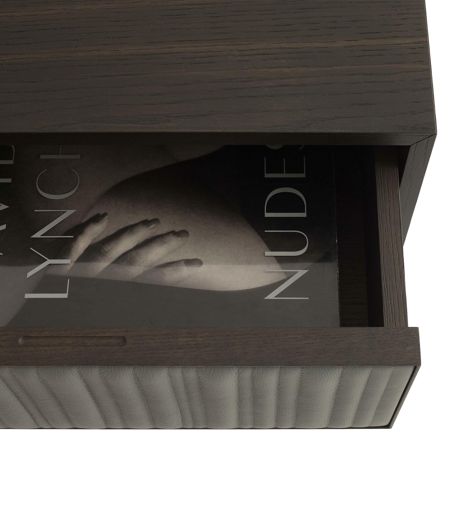 italien Table de nuit Canette Laguna en chêne et cuir par Morica Design en vente