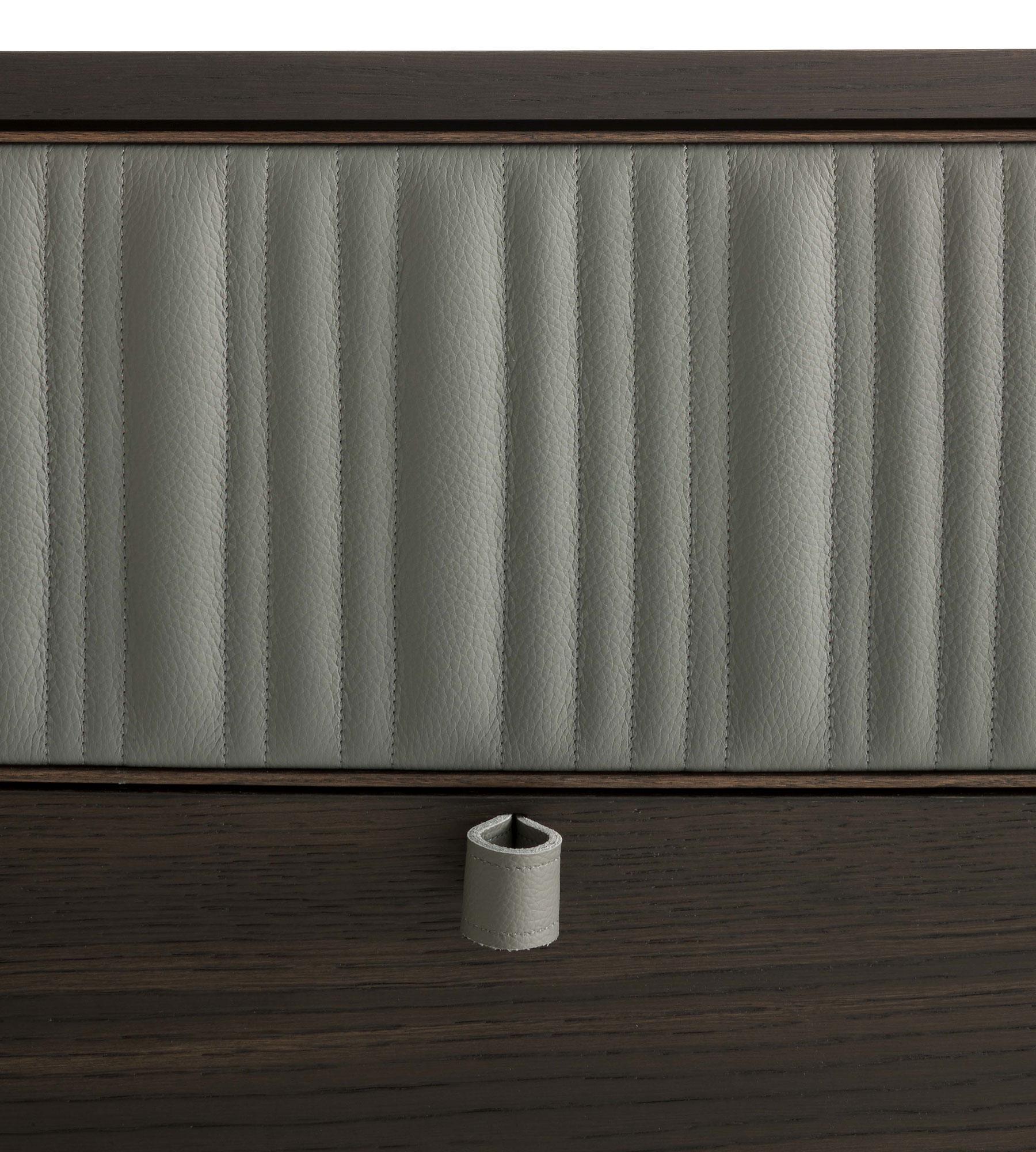 Bois Table de nuit Canette Laguna en chêne et cuir par Morica Design en vente
