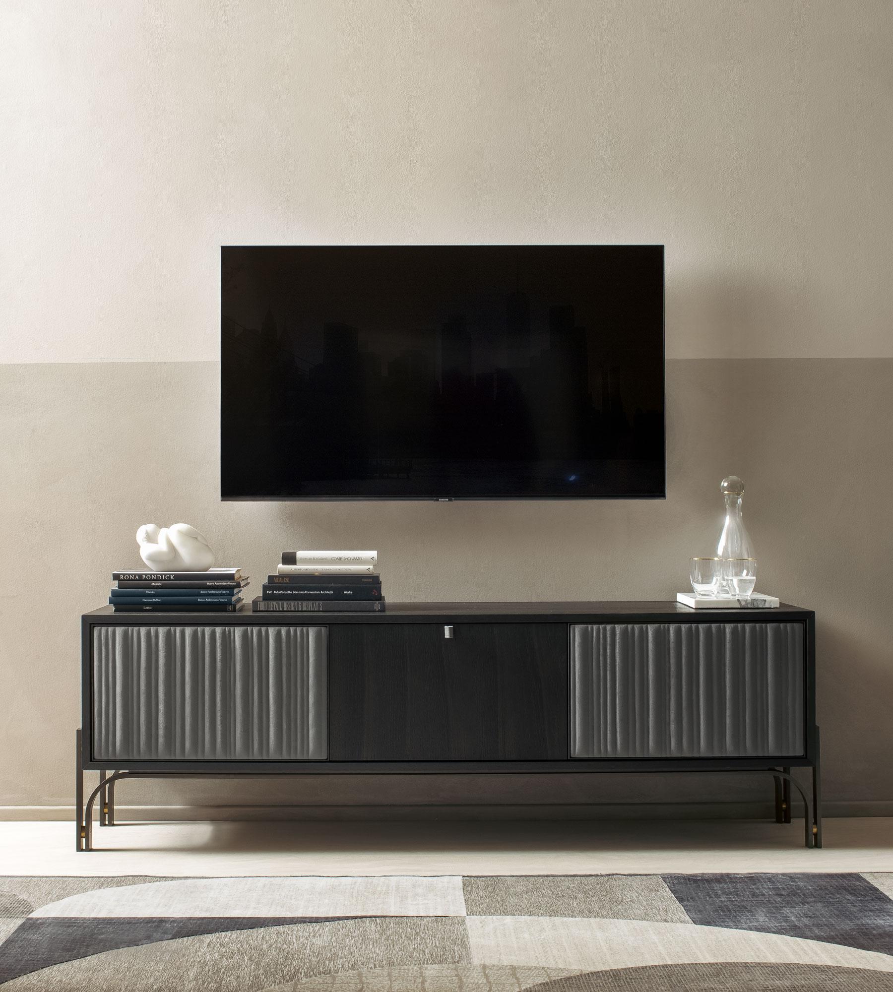 Mueble de TV Canette de Morica Design
Dimensiones: P 55 x An 171 x Al 48 cm.
Materiales: Piel antracita, roble Laguna, metal.

Disponible en madera de Nogal Canaletto, Roble Laguna y Roble. Póngase en contacto con nosotros.
Disponible en opciones de