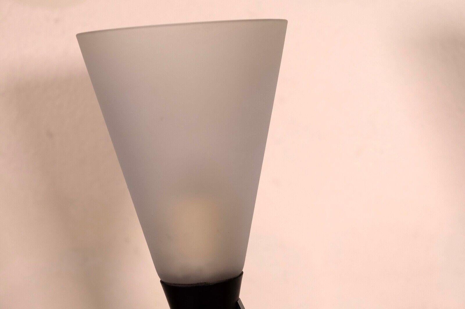Canetti Lampe de forme triangulaire sur base semi-circulaire noire The Moderns Bon état - En vente à Keego Harbor, MI