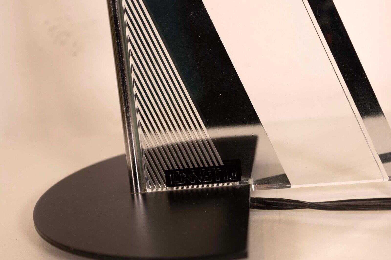 20ième siècle Canetti Lampe de forme triangulaire sur base semi-circulaire noire The Moderns en vente