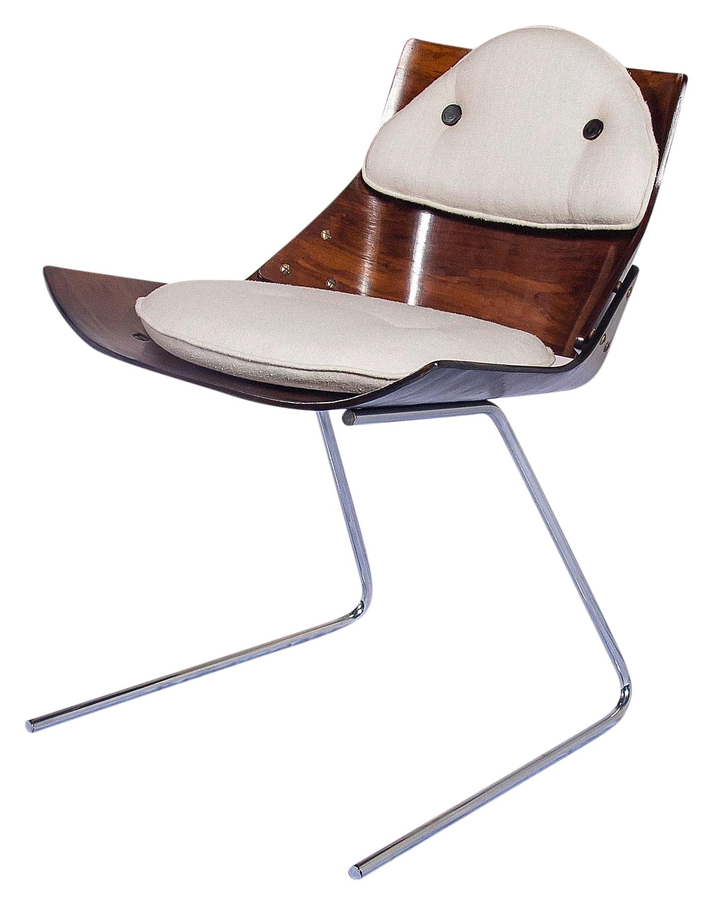 Der Stuhl Canguru ist eine Ikone der erfindungsreichen Designsprache von Zalszupin und fängt mit seiner freitragenden Silhouette die Eleganz von Federung und Bewegung ein. Sitz und Rückenlehne aus Jacarandá-Furnier ruhen leicht auf einem schlanken