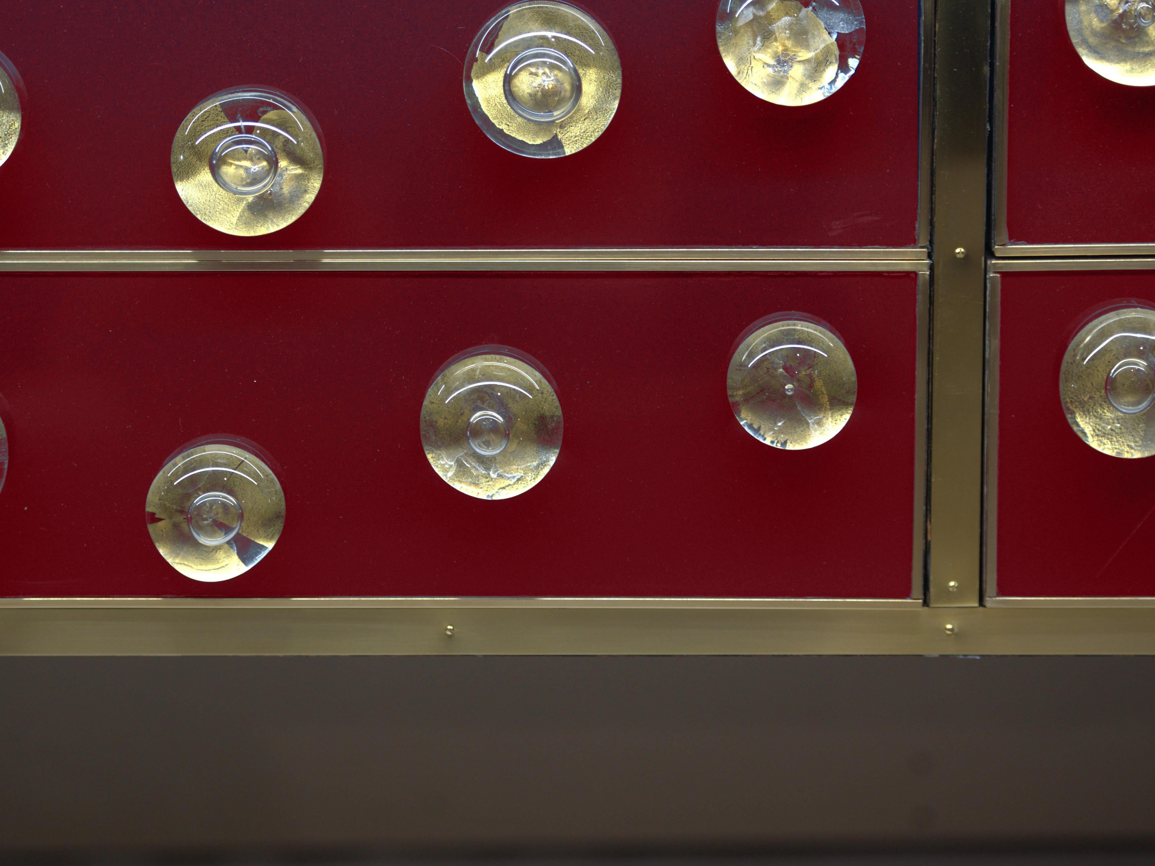 Justfurnituress schlägt vor Das bordeauxfarbene Sideboard aus Muranoglas ist ein wahres Meisterwerk des italienischen Designs, ein Stück, das nicht nur ein funktionelles Möbelstück ist, sondern auch ein Kunstwerk, das jede Umgebung mit seiner