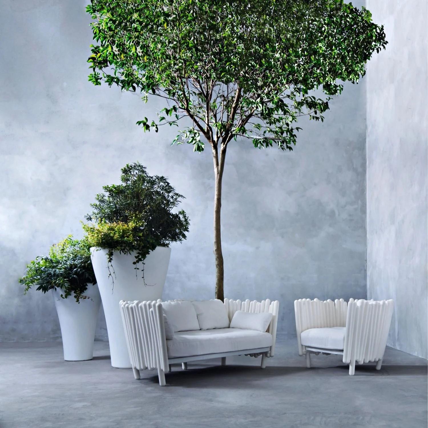 Serralunga hat zusammen mit dem französischen Designer Philippe Nigro Cannisse entwickelt, einen Outdoor-Sessel mit einer extrem naturalistischen Vision. Canisse ist ein Rückzugsort unter freiem Himmel, ein geschützter Bereich, in dem große Kissen