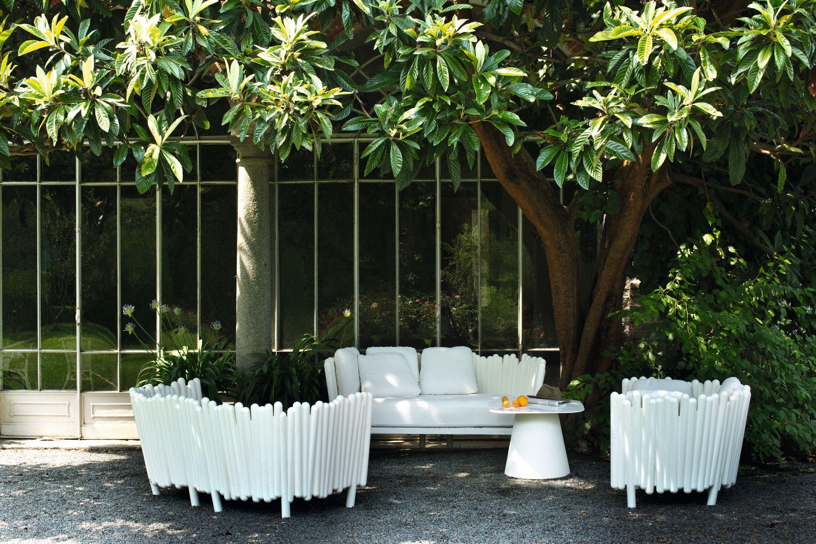 3 Rückenkissen und 2 Seitenkissen inklusive

Serralunga hat zusammen mit dem französischen Designer Philippe Nigro Cannisse entwickelt, ein Outdoor-Sofa mit einer extrem naturalistischen Vision. Canisse ist ein Rückzugsort unter freiem Himmel, ein