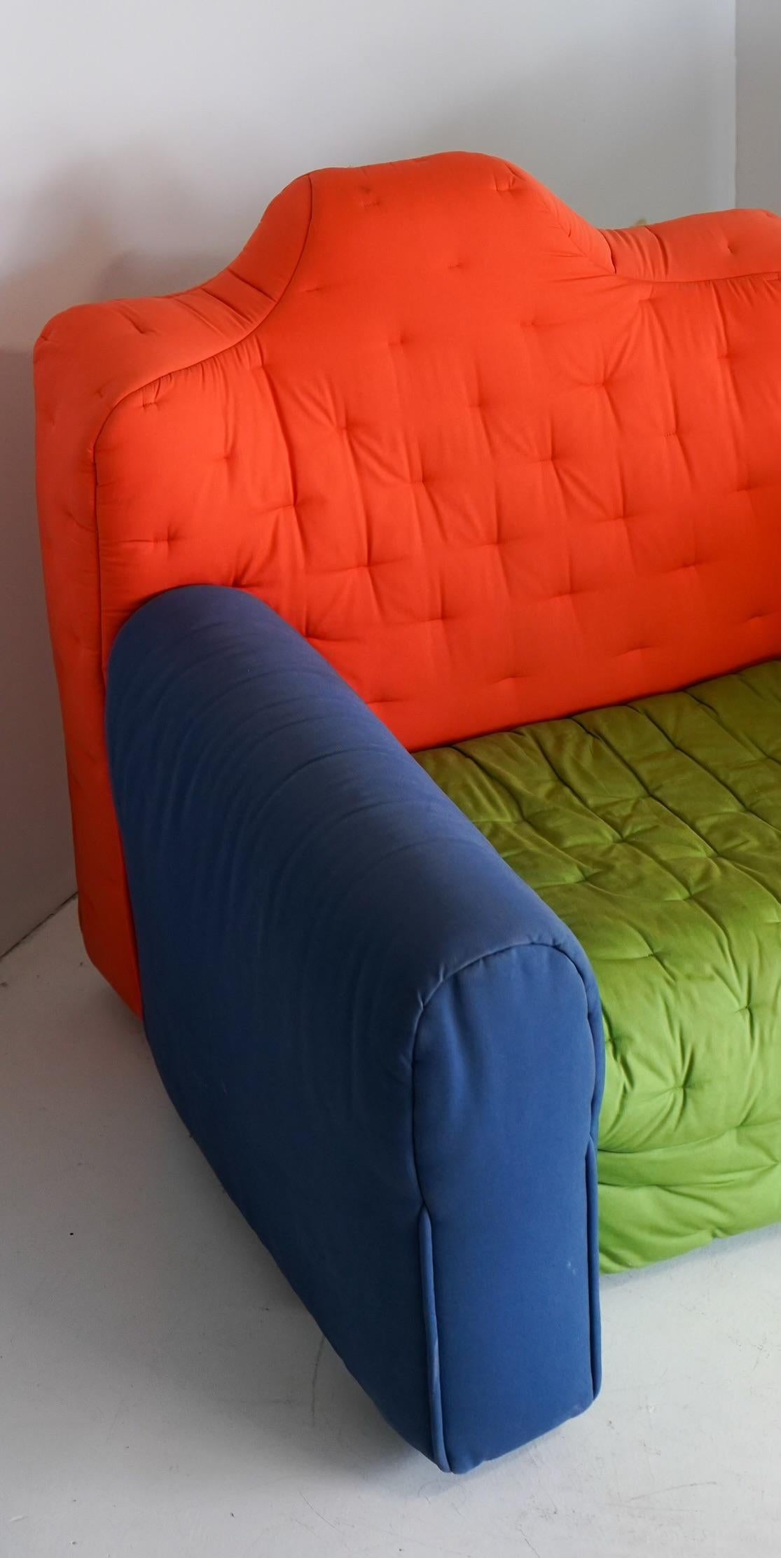 Das Cannaregio-Sofa in einer atemberaubenden Farbgebung des italienischen Künstlers und Architekten Gaetano Pesce. Benannt nach dem Viertel in Venedig, in dem der Künstler studierte. In ausgezeichnetem Zustand mit original Cassina Tags.