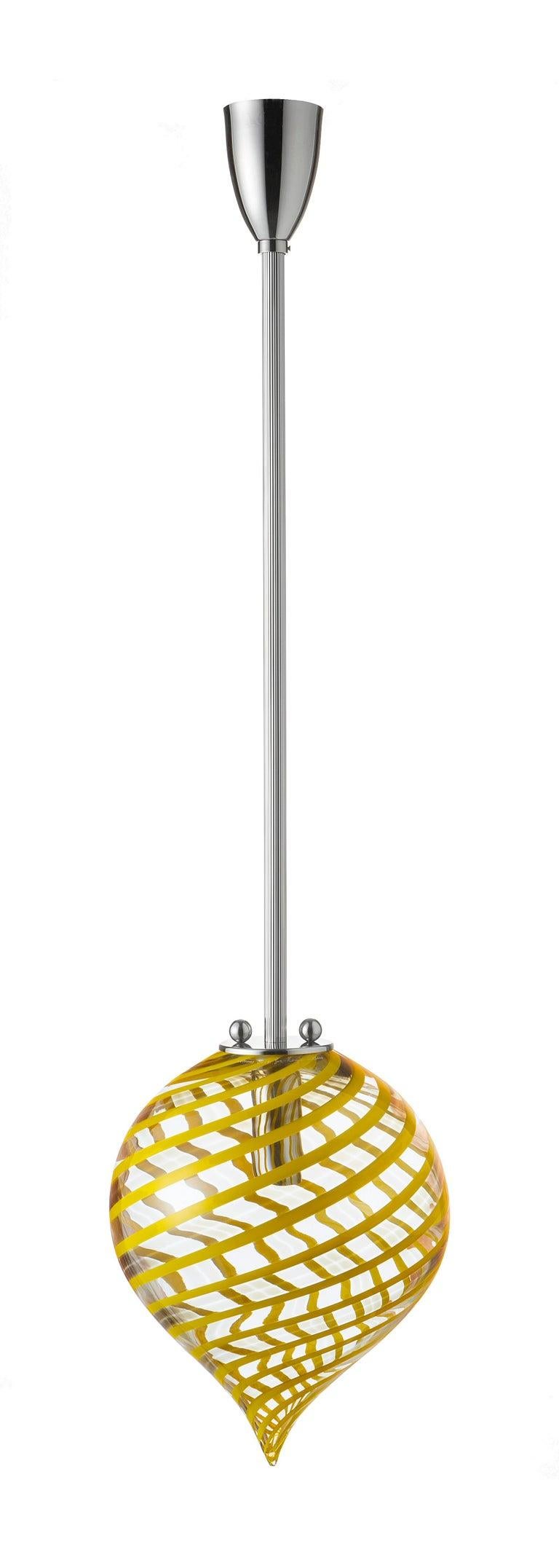 Lampada a sospensione a forma di palloncino Canne di Magic Circus Editions
Dimensioni: H. 36 + lunghezza asta su ordinazione x L. 27 cm
 Altezza del vetro: 36 cm
Materiali: Ottone scanalato, vetro soffiato a bocca
Finiture disponibili: ottone,