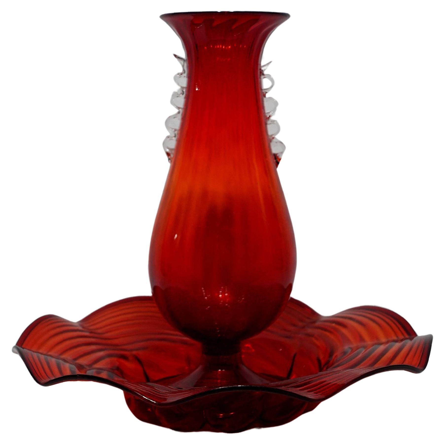 Rote Cannellini-Kunstglasvase und Schale in der Mitte