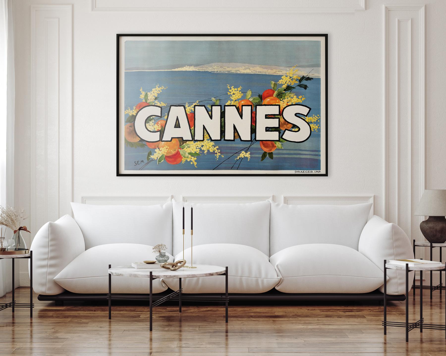 Wunderschönes Originalplakat der 1930er Jahre für die Reisewerbung in Cannes, entworfen von George Goursat (SEM). 

In fantastischem Zustand Near Mint/Mint mit Leineneinband.

Dieses originale Vintage-Filmplakat wurde professionell mit Leinen