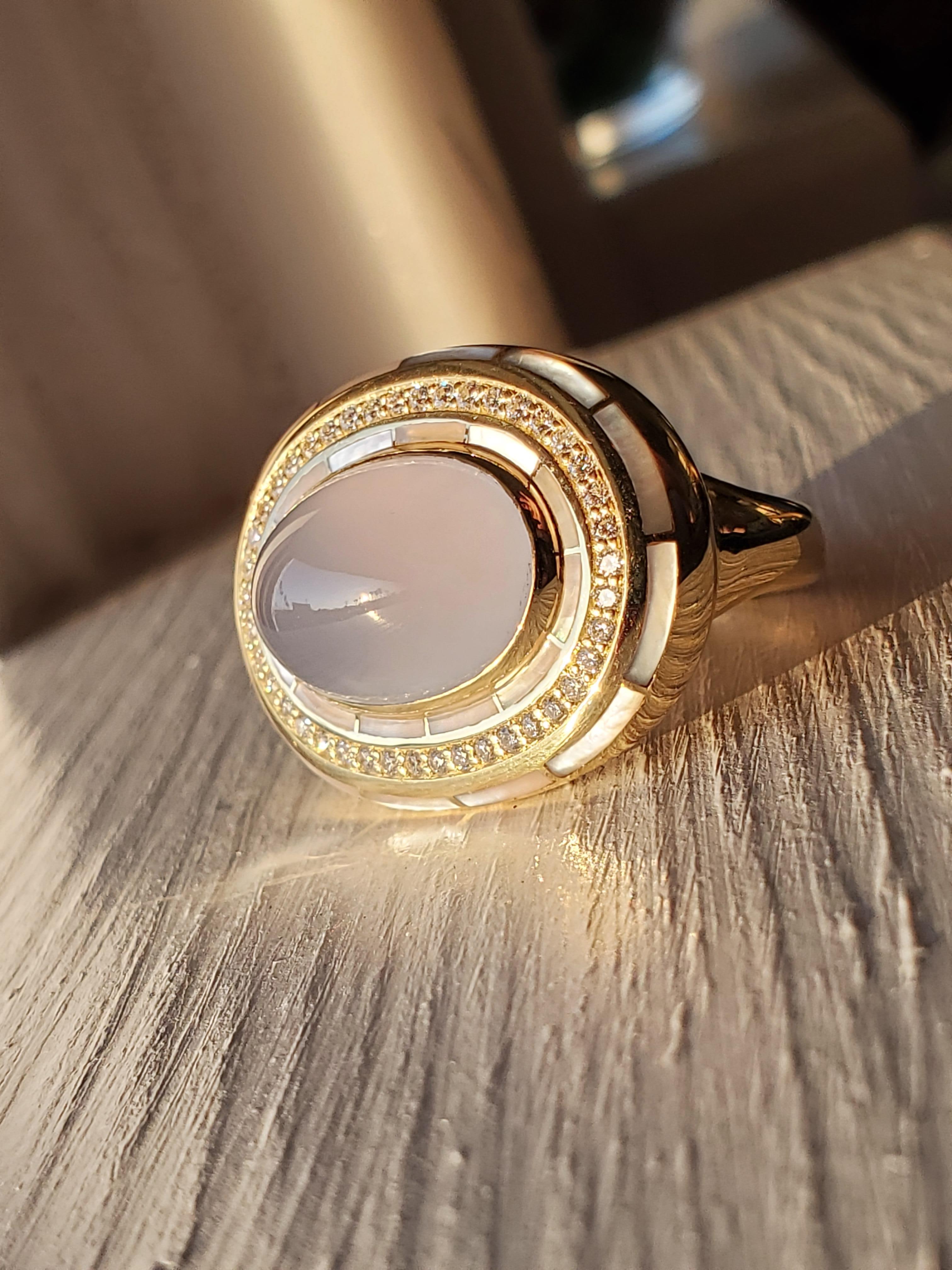 18 Karat Chalcedony, Diamond & Mother of Pearl Cannes Cocktail ring in vendita 5