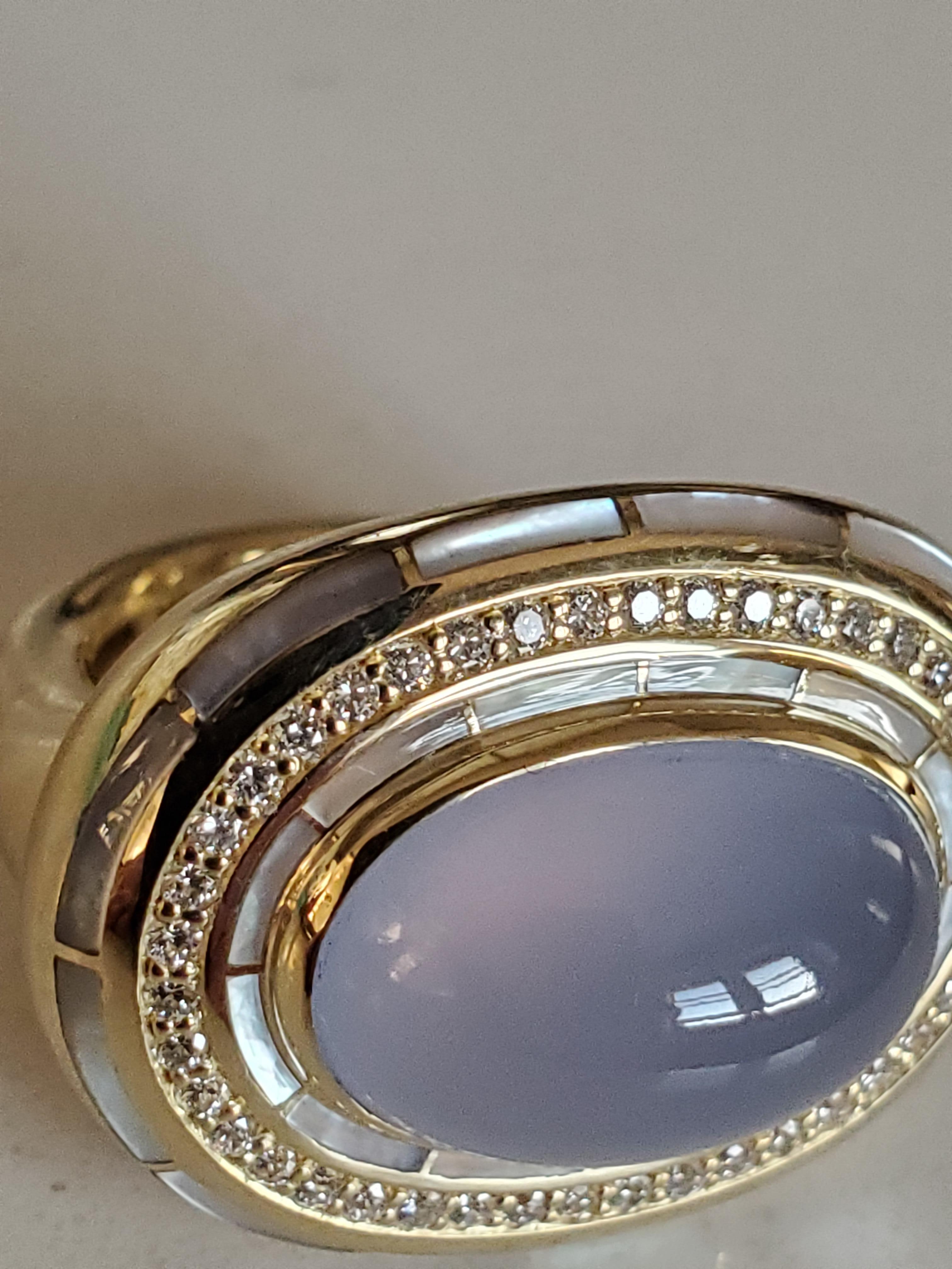18 Karat Chalcedony, Diamond & Mother of Pearl Cannes Cocktail ring in vendita 1