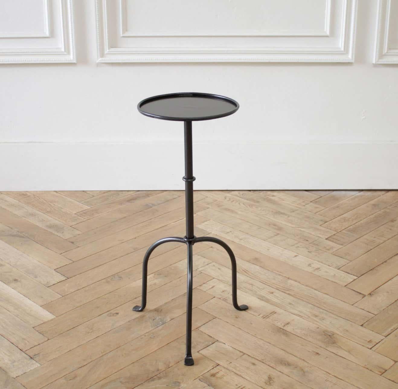 Petite table à boire en fer Cannes en finition fer 
Inspirée de la version antique, cette petite table à boire est en fer forgé avec un petit plateau rond. Proposé en finition fer foncé. 
Fabriqué aux États-Unis, conçu sur mesure par Bloom Home