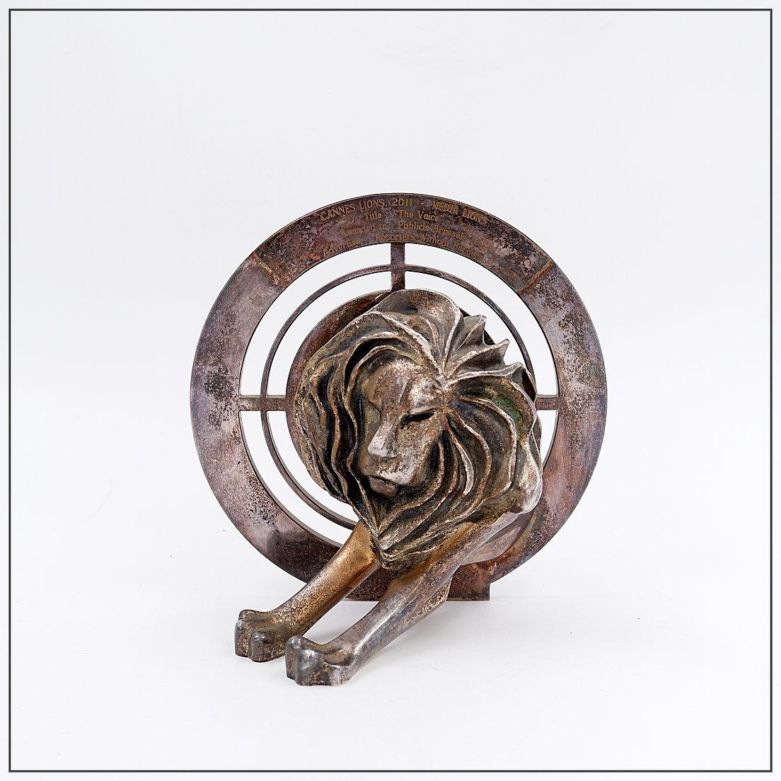 Argenté Lion de Cannes en bronze argenté par A. Bertrand de Paris, décerné lors de la cérémonie de remise des prix 2011 en vente