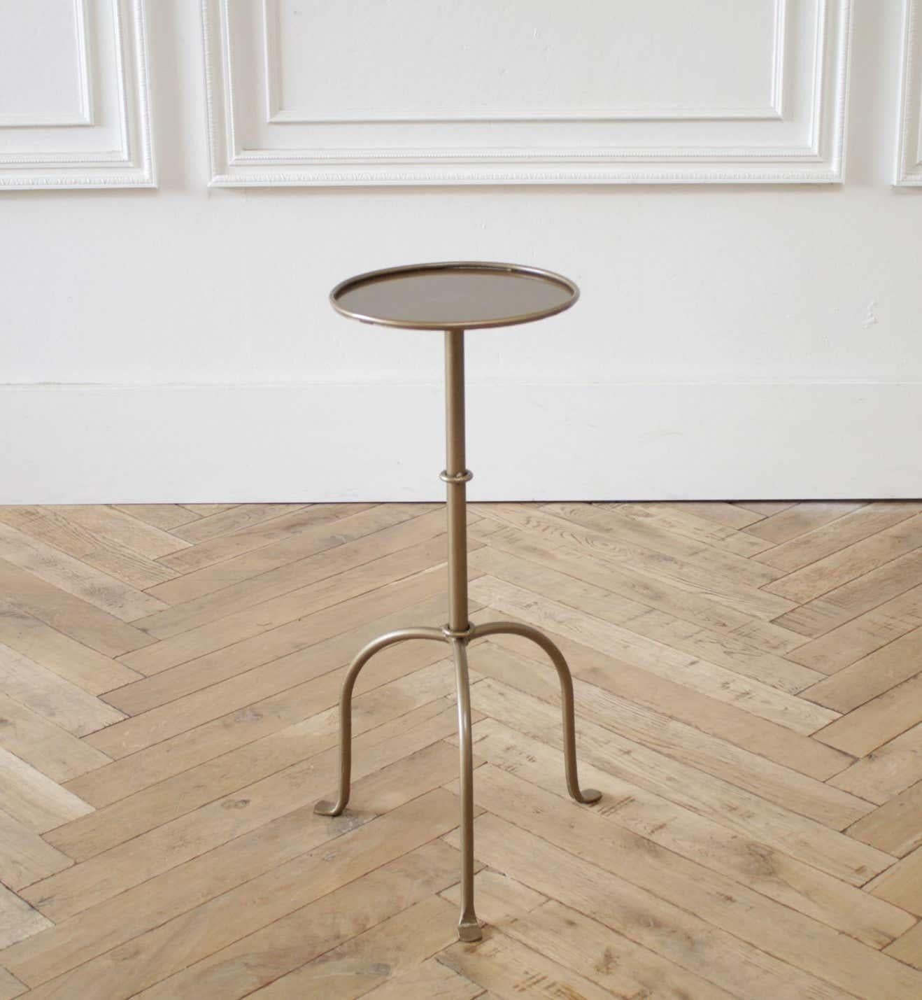 Petite table à boire Cannes en fer, finition laiton.
Inspirée de la version antique, cette petite table à boire est en fer forgé avec un petit plateau rond. Proposé en finition laiton. 
Fabriqué aux États-Unis, conçu sur mesure par Full Bloom