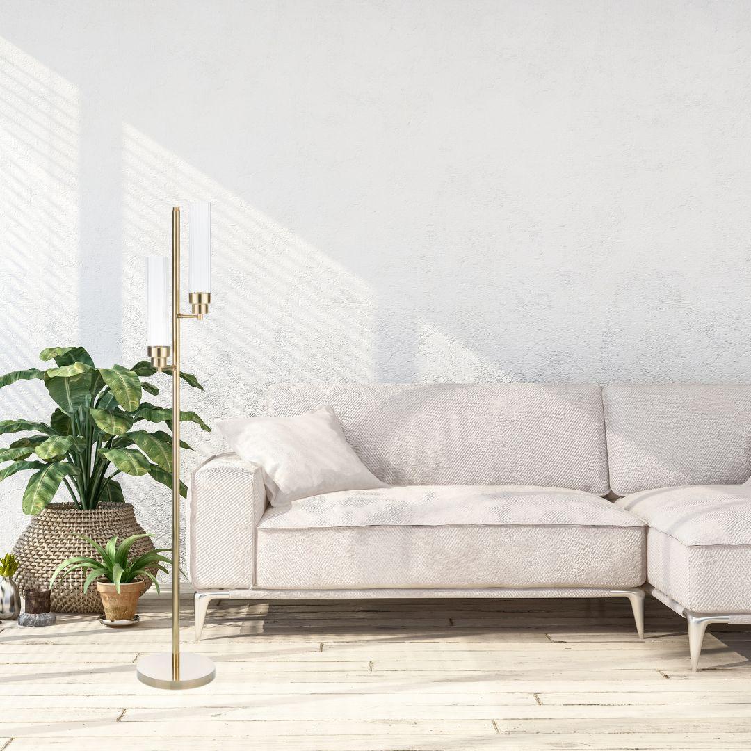 La lámpara de pie de latón Canneté pertenece a la colección Brass Brothers & Co., en la que los objetos, lámparas y muebles clásicos se han reinterpretado con una forma más contemporánea. Este modelo de lámpara de pie es una mezcla perfecta entre lo