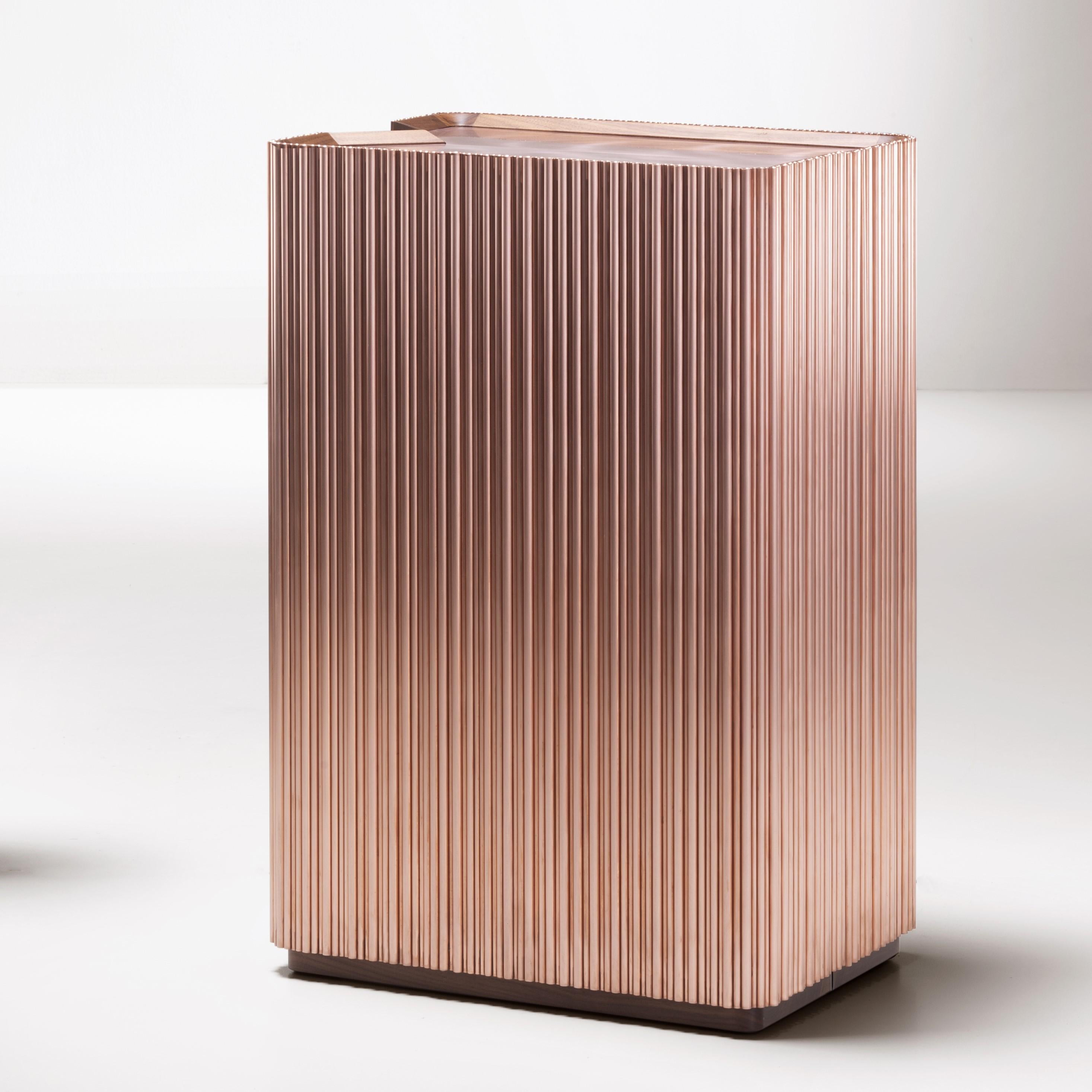 Armadio Barista Canneto di De Castelli
Dimensioni: L. 57 x P. 42 x H. 87 cm
Materiali: Rame spazzolato, Acciaio inossidabile, Vetro, Legno di noce canaletto
Sono disponibili anche versioni in ottone e in acciaio inox. Contattaci per qualsiasi