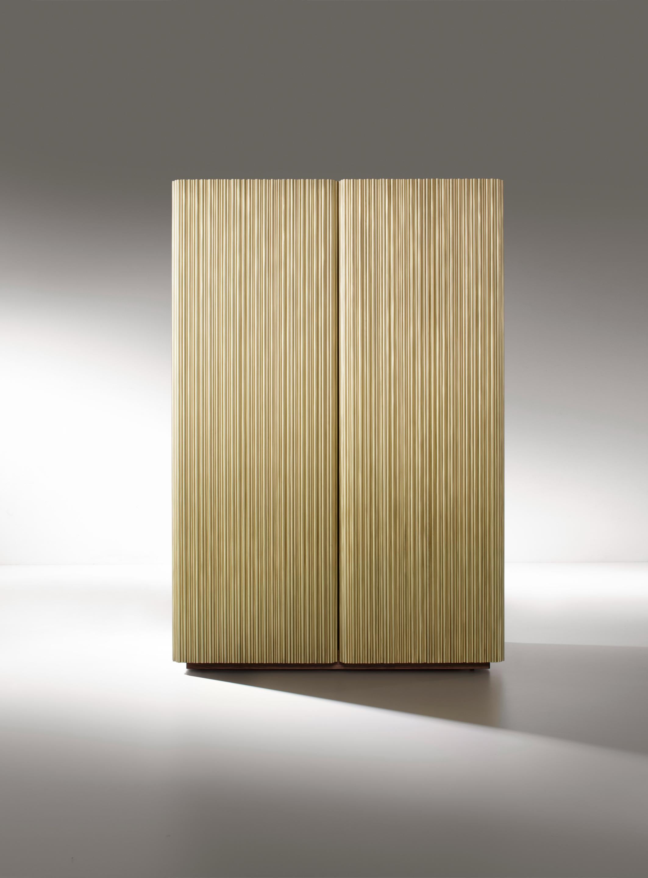 Mobiletto Canneto di De Castelli
Dimensioni: L 102 x P 57 x H 157 cm
Materiali: Ottone spazzolato, Wood Wood canaletto
Sono disponibili anche le versioni in rame e in acciaio inox. Contattaci per qualsiasi richiesta.

La superficie scultorea è