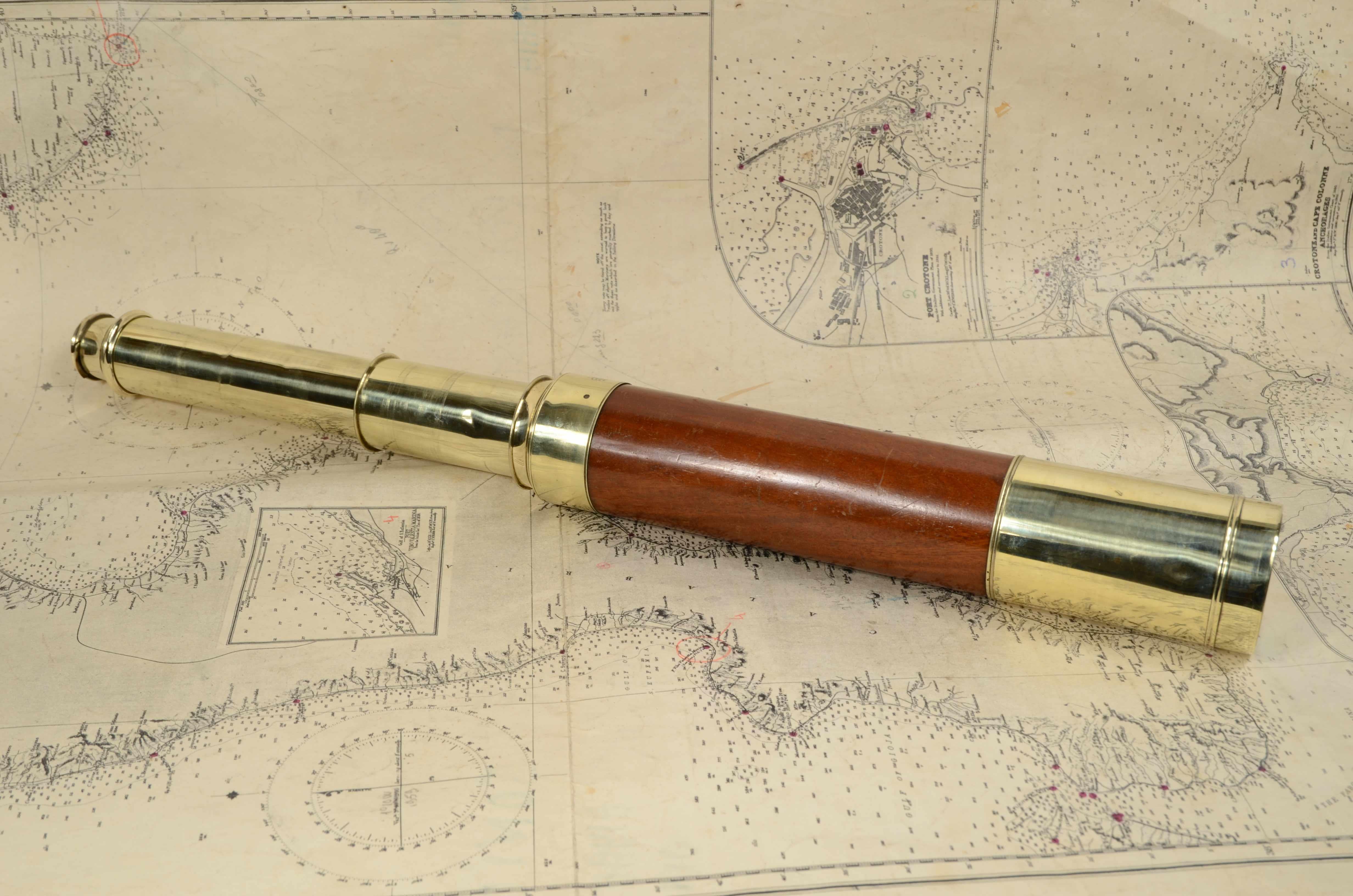 Brass round-sectioned telescope with mahogany mount, two-extension focus, complete with dust tab and sunshade extension.
Good condition perfectly working, custom made wood and brass stand
Signed J. Somalvico & C. London from the first half of the