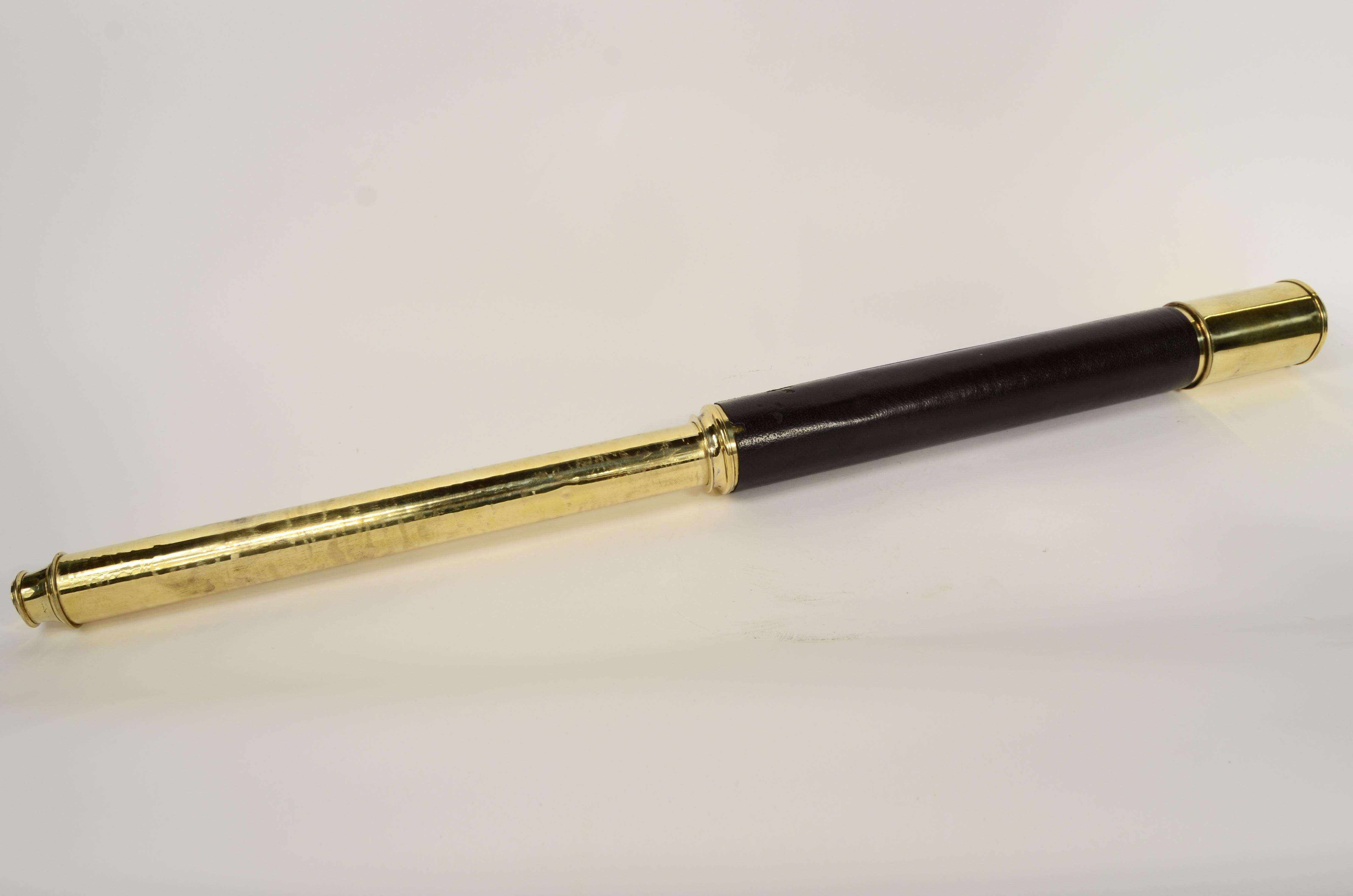 Cannocchiale a sezione tonda in ottone con impugnatura rivestita di cuoio, con messa a fuoco ad un allungo.
Manifattura inglese della metà ‘800.
Completo di base per l’appoggio realizzato in legno e ottone su misura. 
Buono stato segni di uso, 