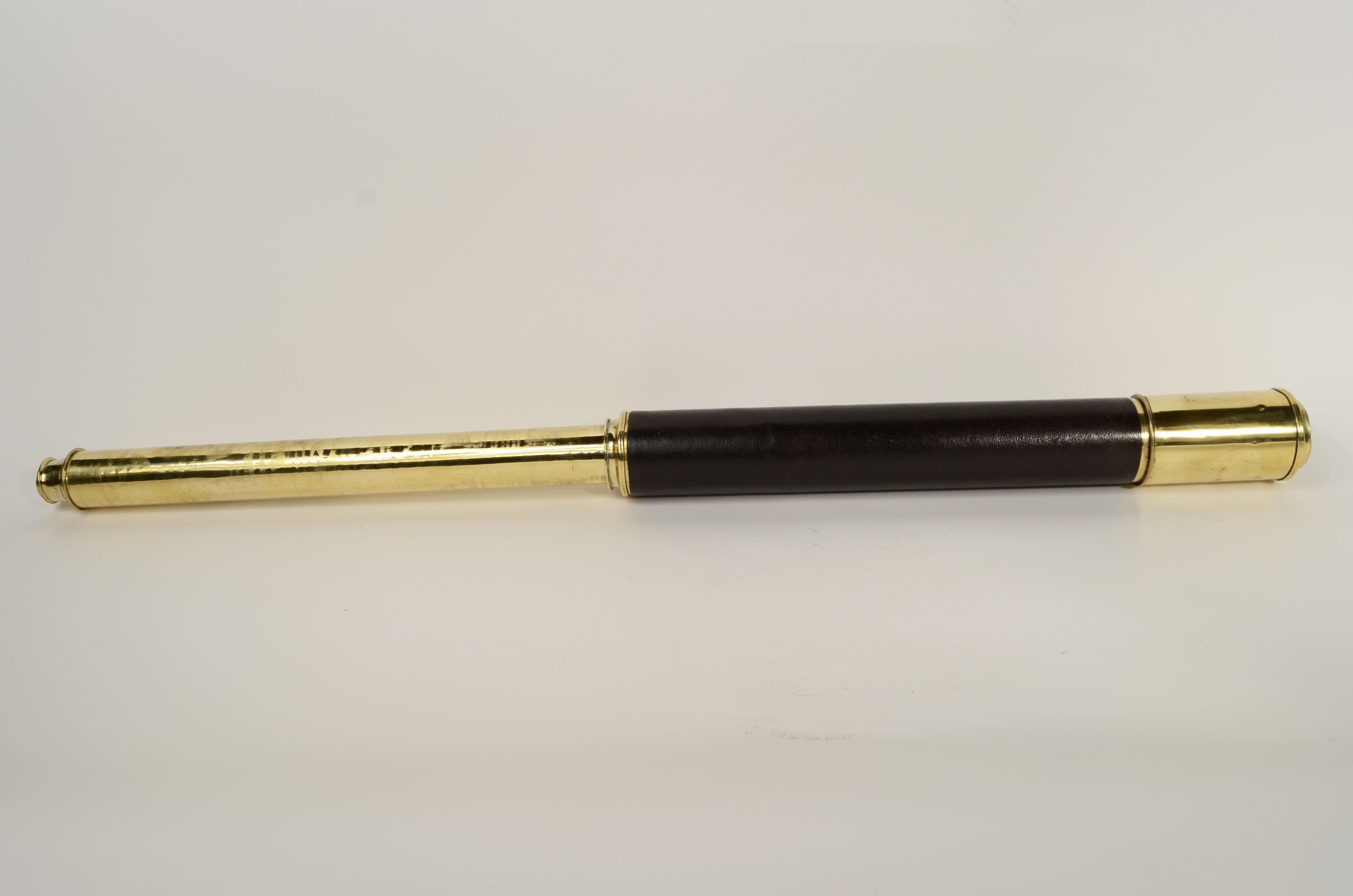 19th Century Cannocchiale a sezione tonda in ottone con impugnatura di cuoio Inghilterra 1850 in vendita