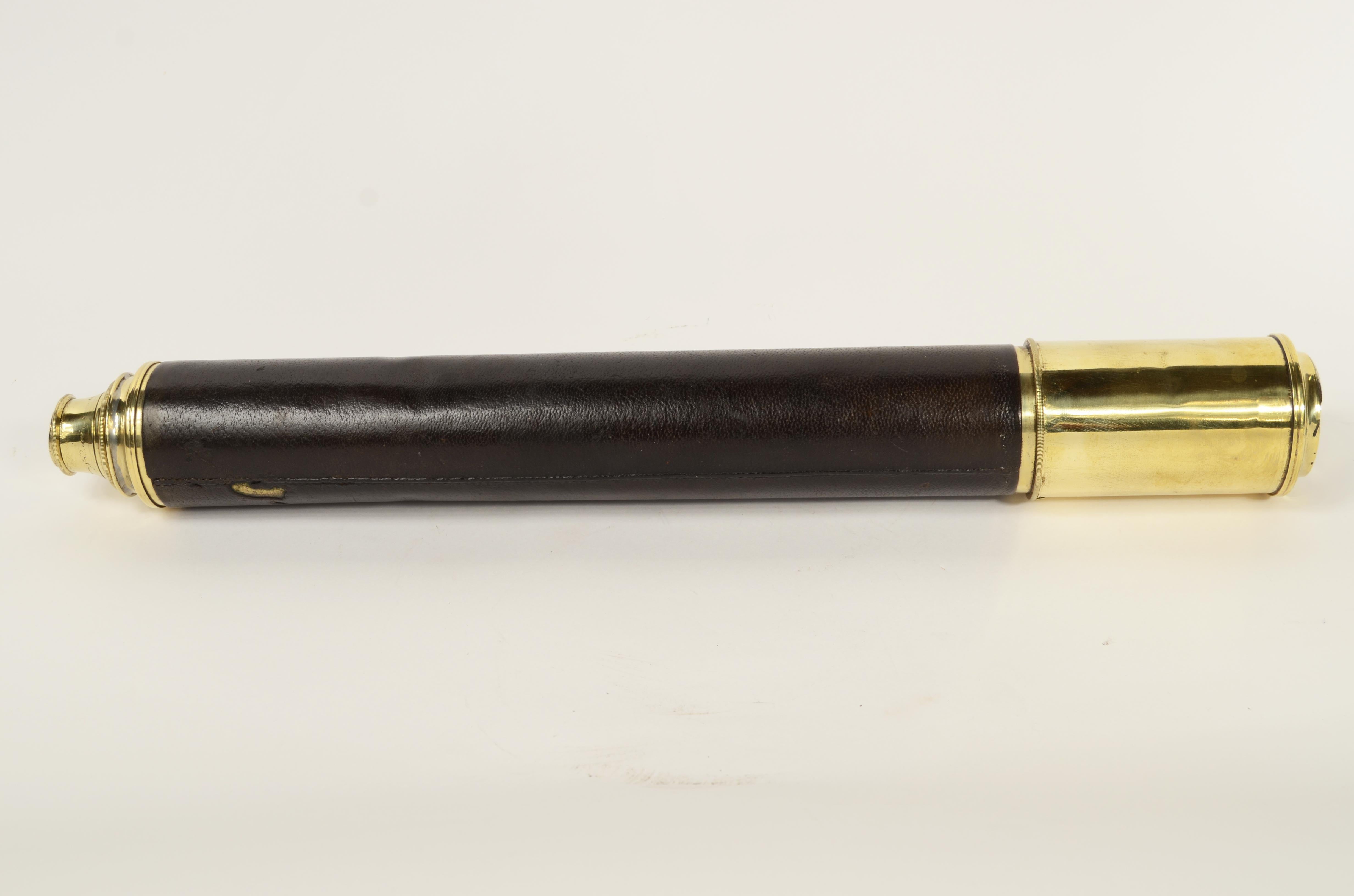 Ottone Cannocchiale a sezione tonda in ottone con impugnatura di cuoio Inghilterra 1850 in vendita