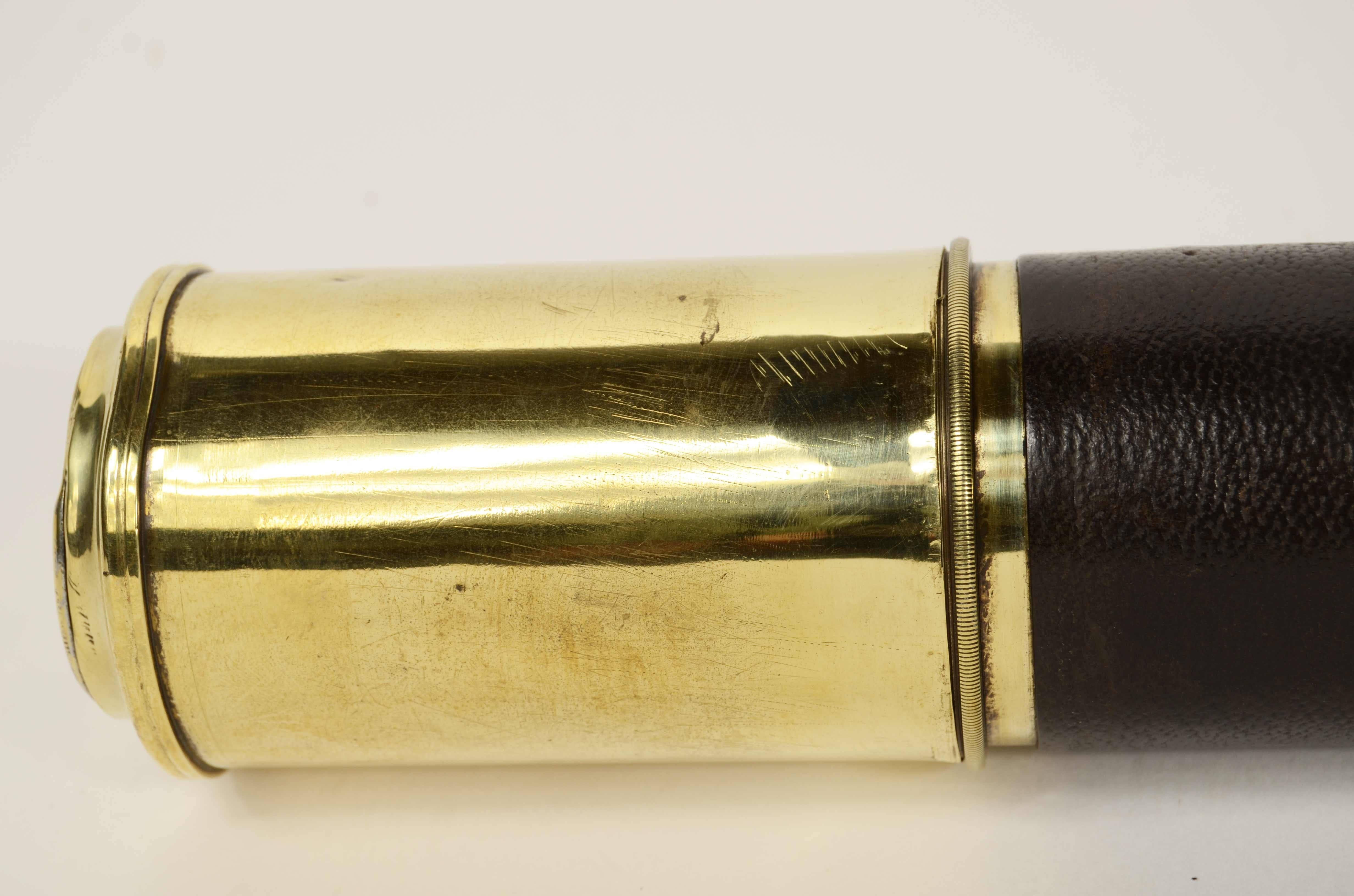 Cannocchiale a sezione tonda in ottone con impugnatura di cuoio Inghilterra 1850 in vendita 4