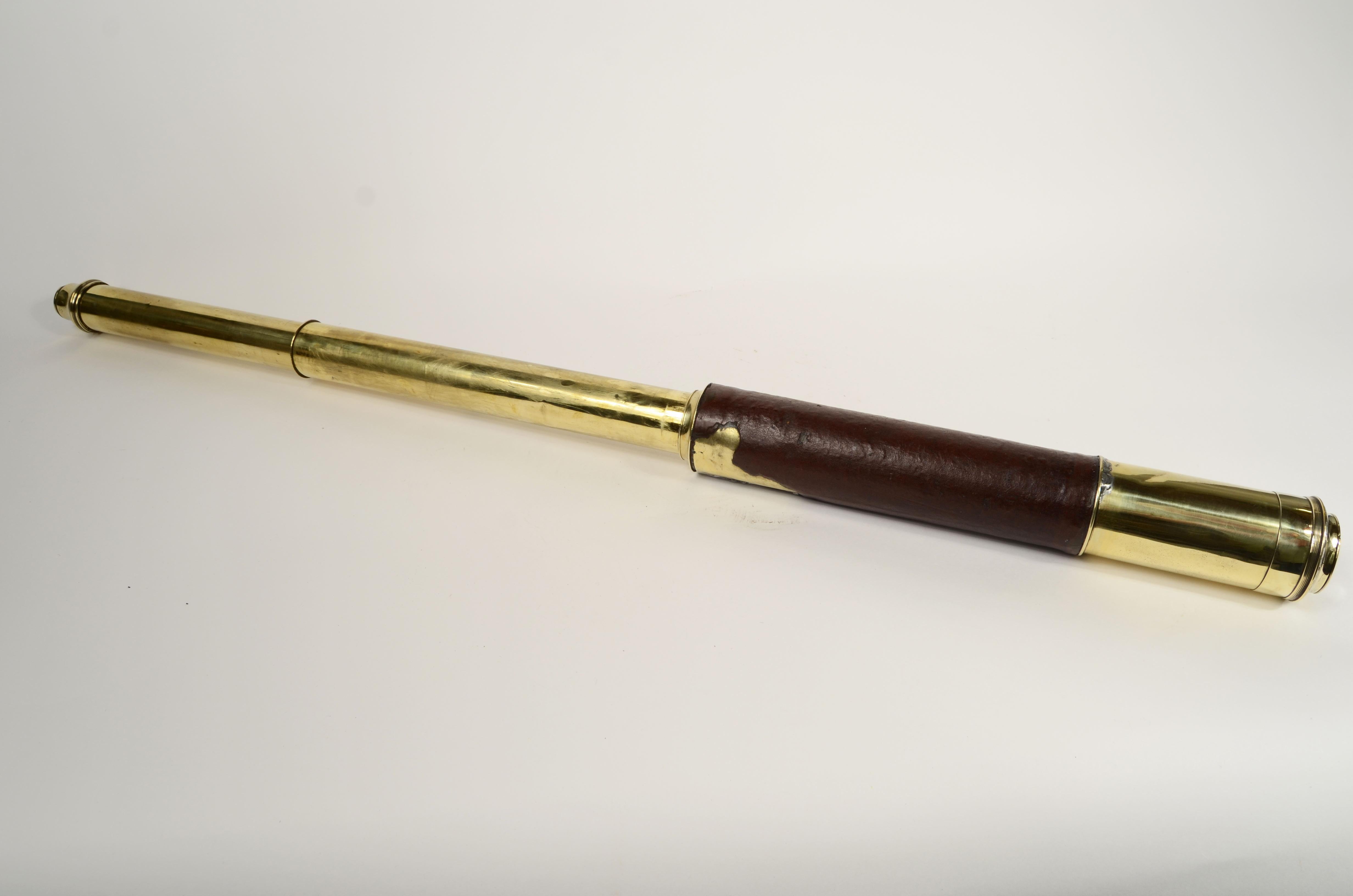 Cannocchiale a sezione tonda in ottone con impugnatura rivestita di cuoio, messa a fuoco a due allunghi.
Manifattura inglese della metà del XIX secolo.
Completo di base per l’appoggio realizzato in legno e ottone su misura. 
Buono stato segni di