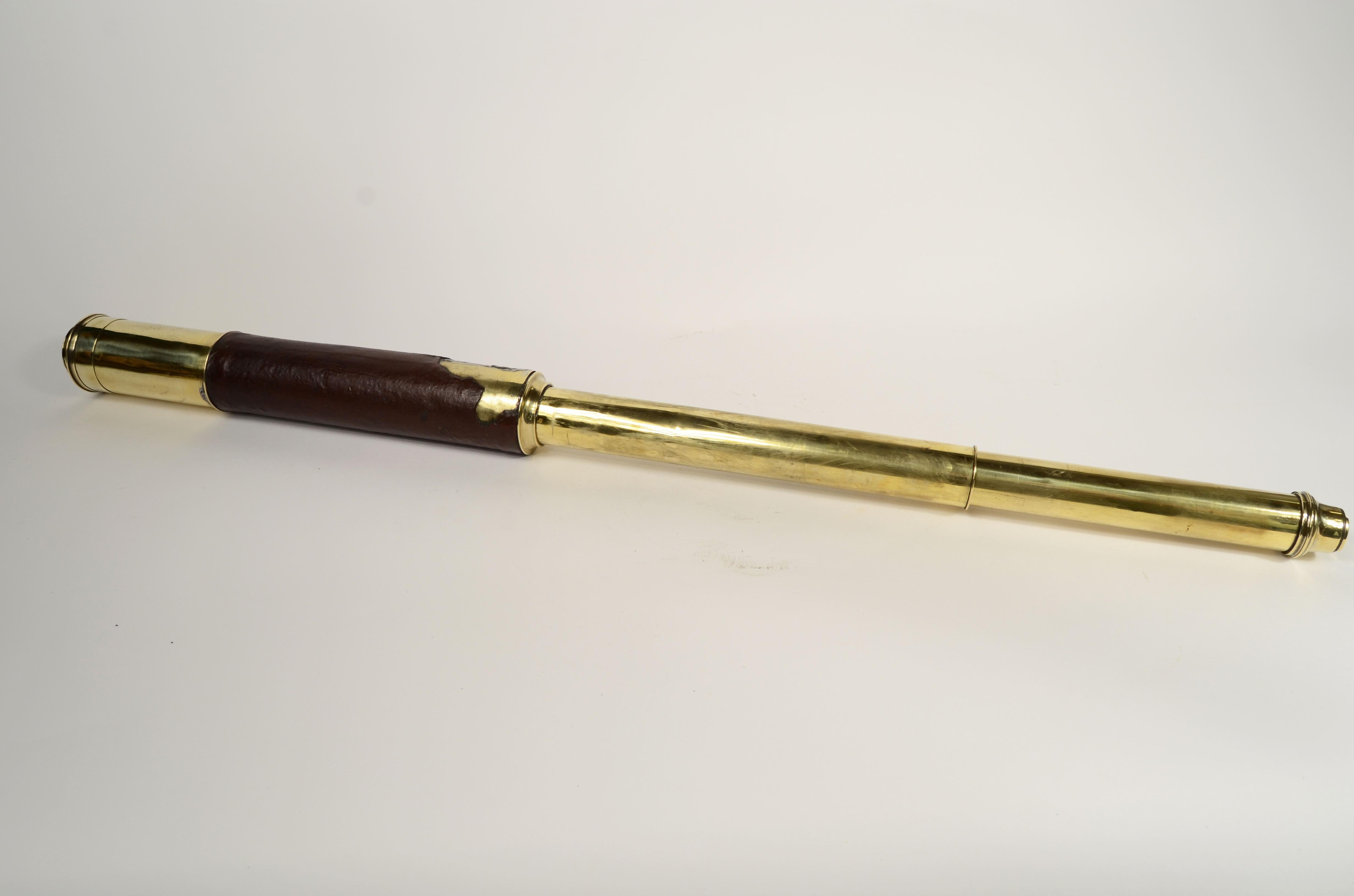 Cannocchiale a sezione tonda in ottone con impugnatura rivestita di cuoio 1850 In condizioni discrete in vendita a Milan, IT