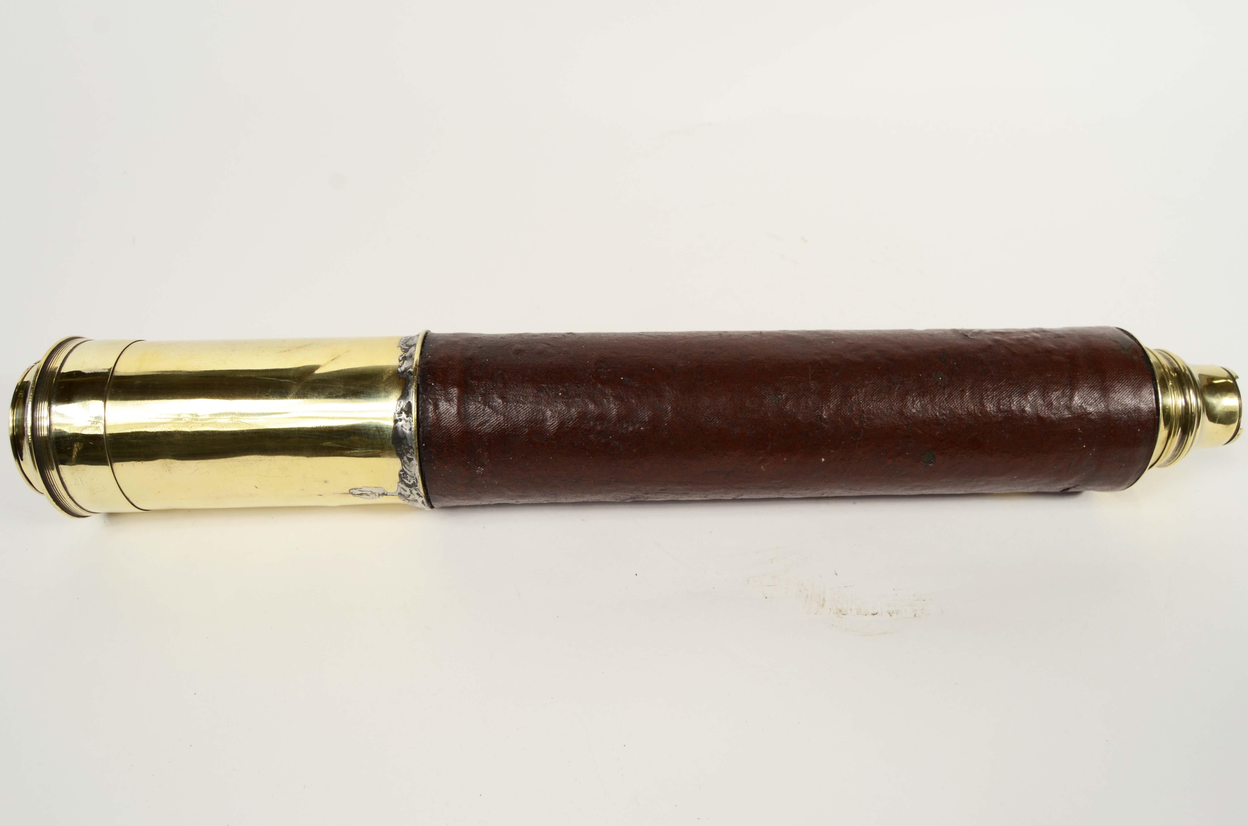 19th Century Cannocchiale a sezione tonda in ottone con impugnatura rivestita di cuoio 1850 in vendita