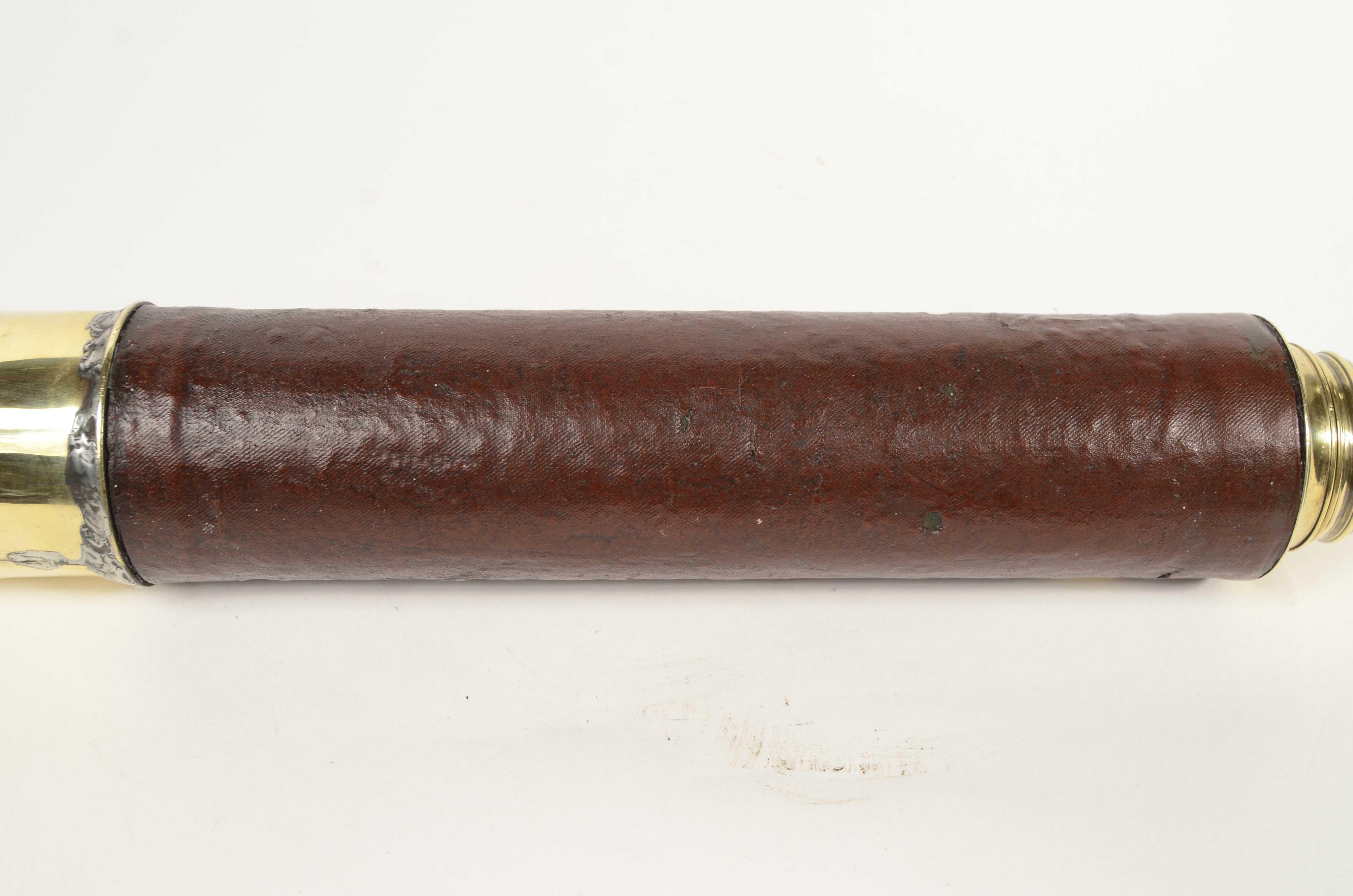 Cannocchiale a sezione tonda in ottone con impugnatura rivestita di cuoio 1850 in vendita 2