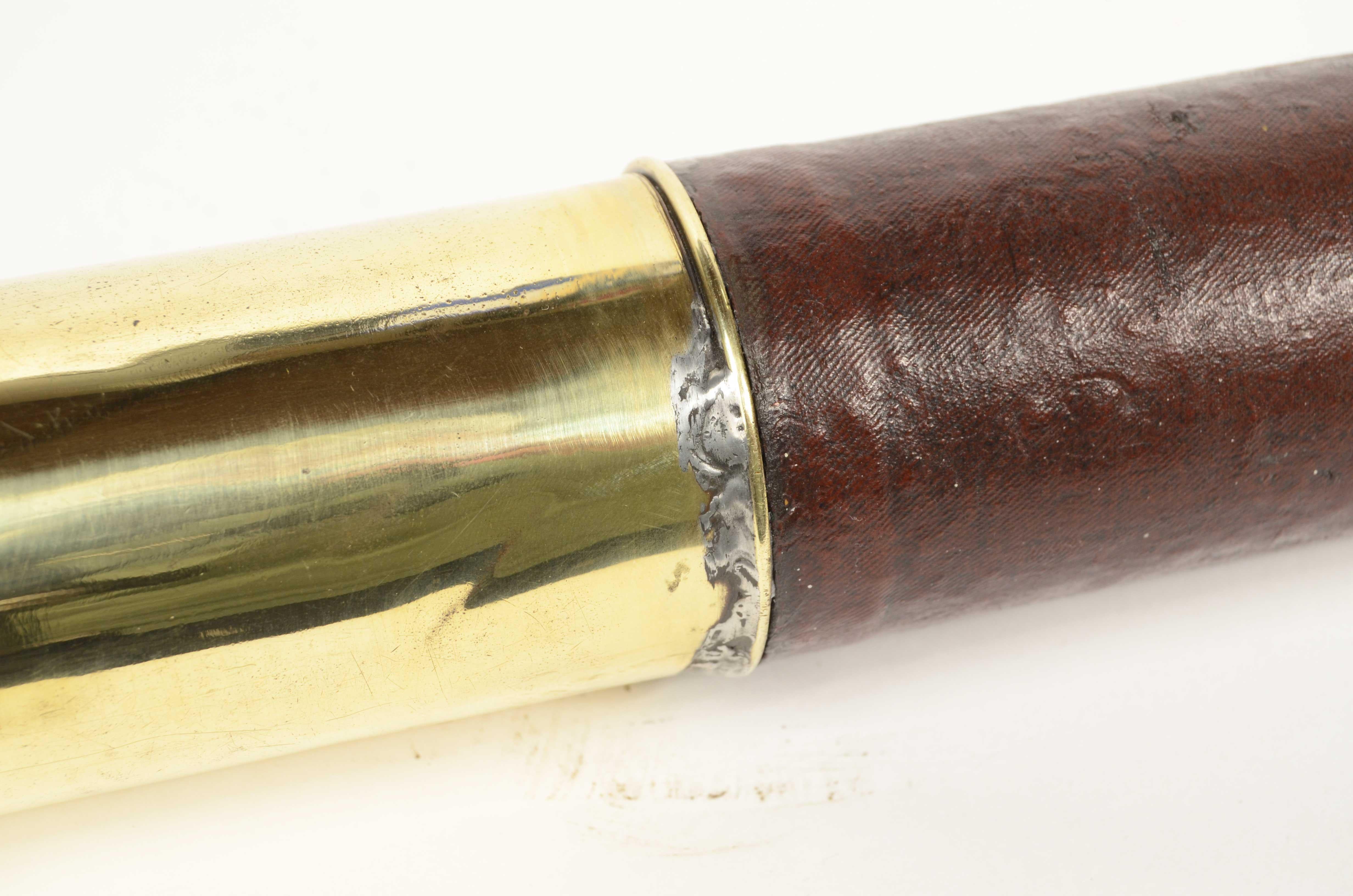 Cannocchiale a sezione tonda in ottone con impugnatura rivestita di cuoio 1850 in vendita 4
