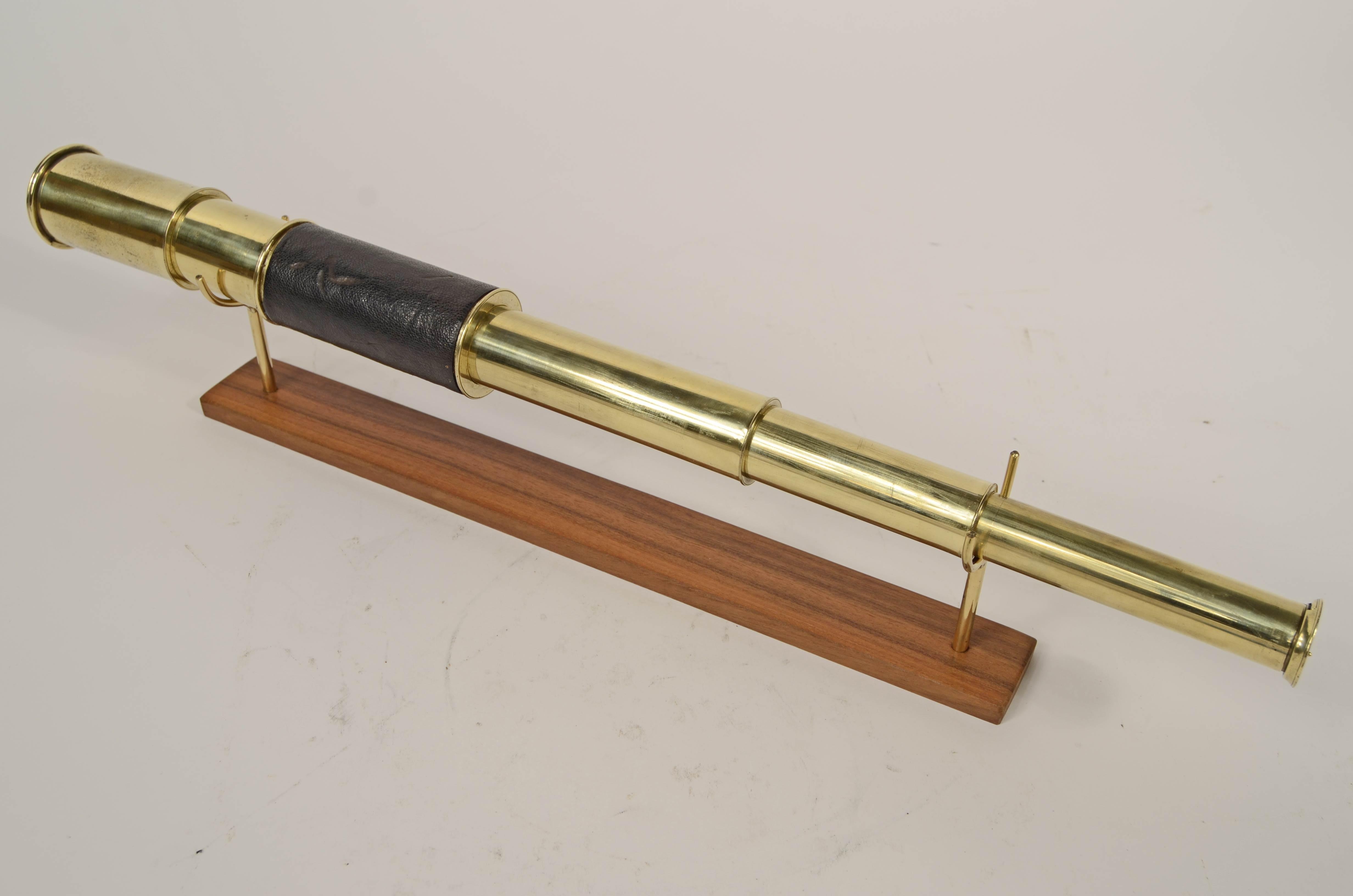 Télescope rond en laiton avec poignée recouverte de cuir et trois rallonges de mise au point, complet avec rallonge de pare-soleil et languettes de protection contre la poussière.  Fabrication anglaise du milieu du 19e siècle. 
Bon état, fissure 