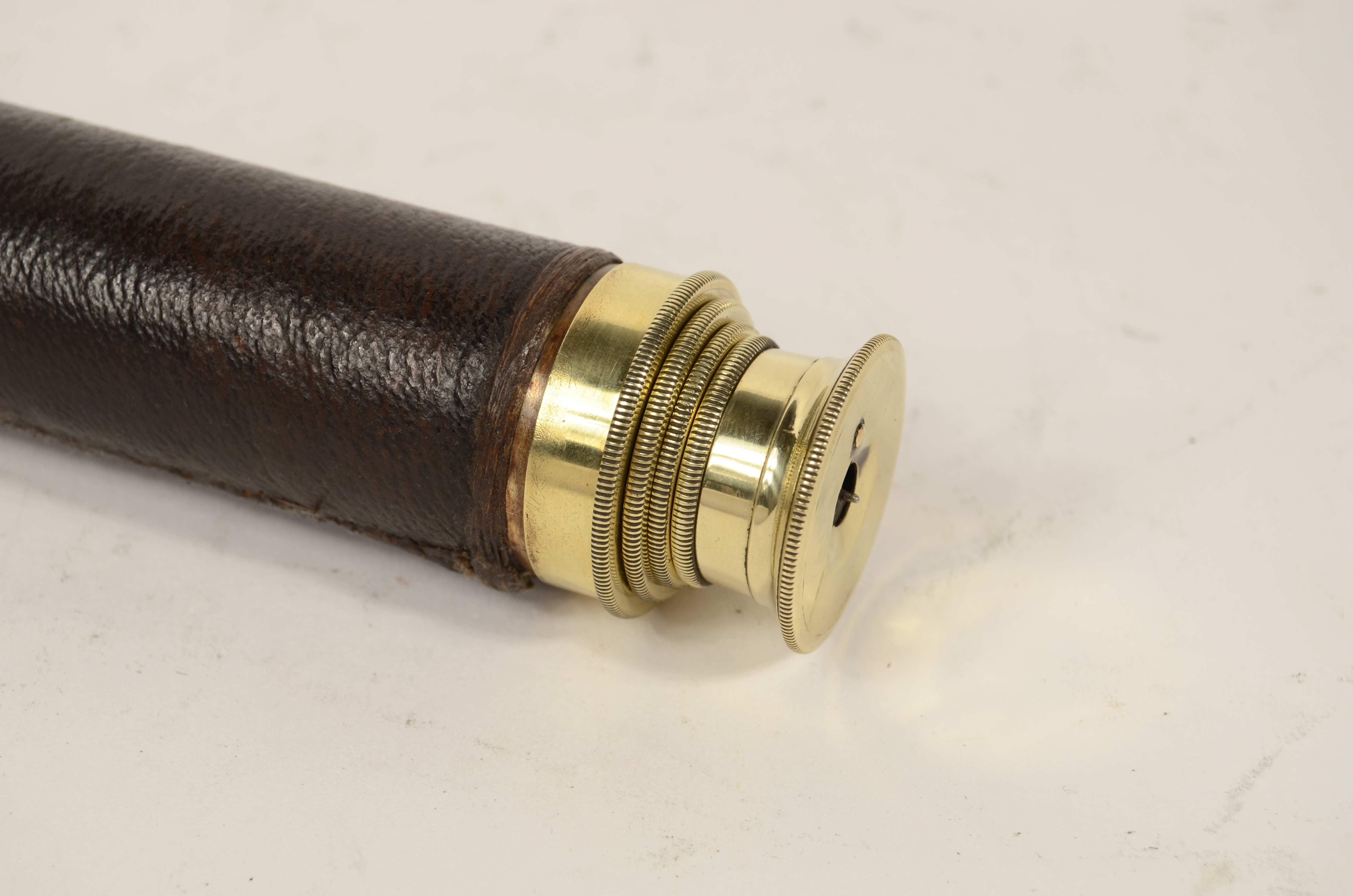 Télescope de mise au point rond en laiton et cuir avec 3 extensions  1870 en vente 9