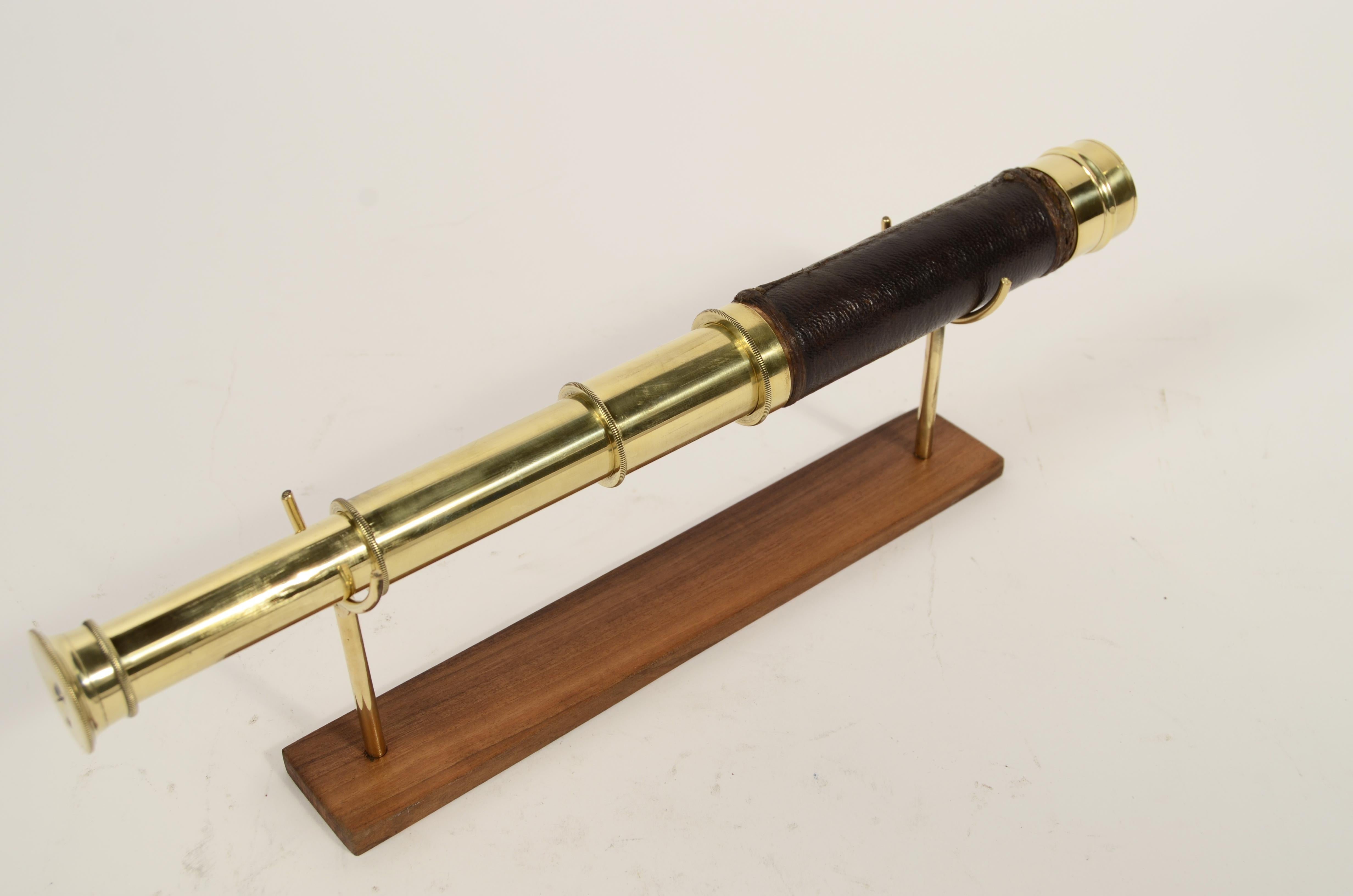 Télescope rond en laiton avec poignée recouverte de cuir et mise au point à trois niveaux. Fabrication anglaise de la seconde moitié du XIXe siècle. 
Bon état, quelques signes d'usure sur la poignée en cuir, entièrement fonctionnel et complet avec