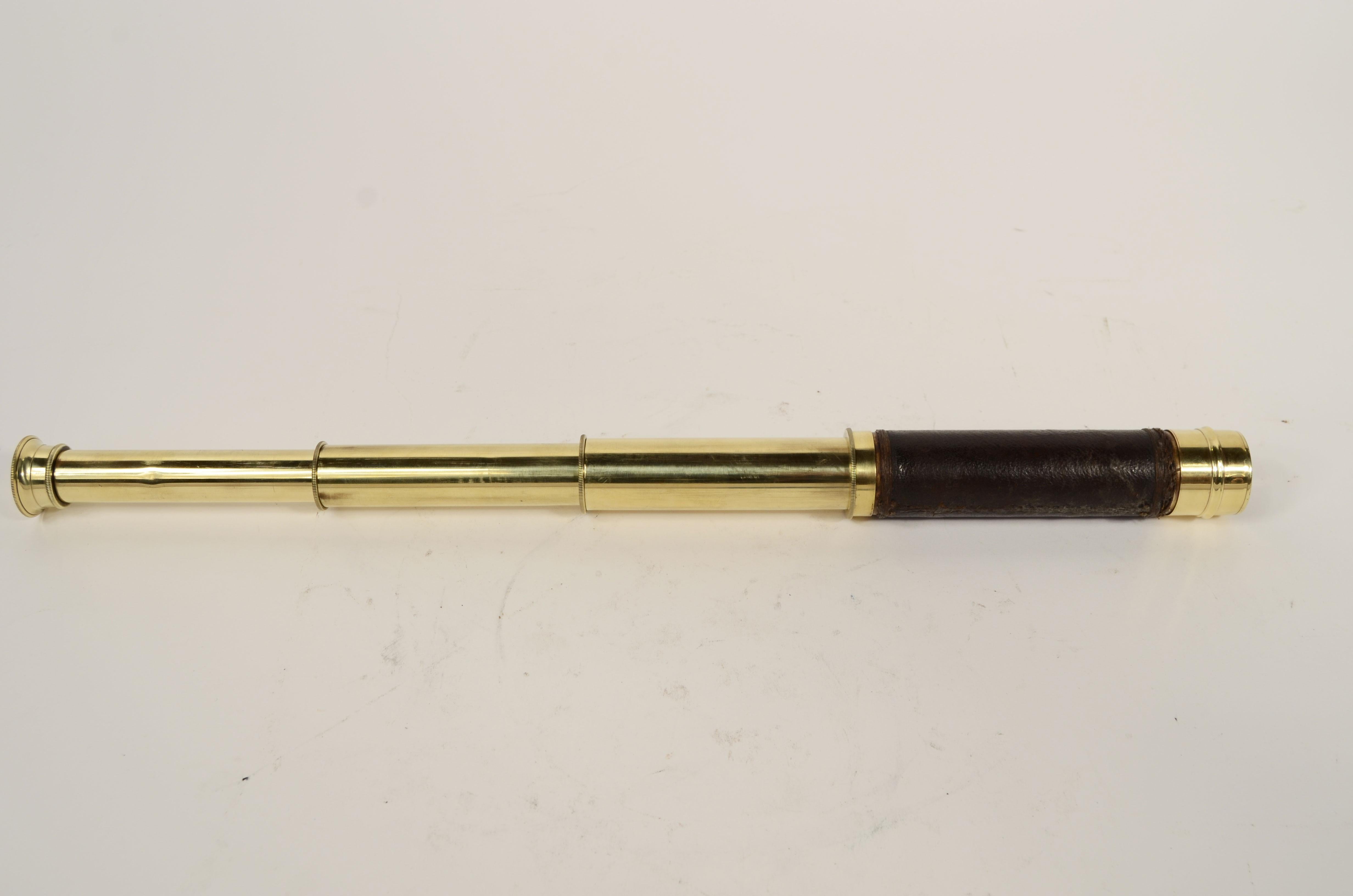 Télescope de mise au point rond en laiton et cuir avec 3 extensions  1870 Bon état - En vente à Milan, IT