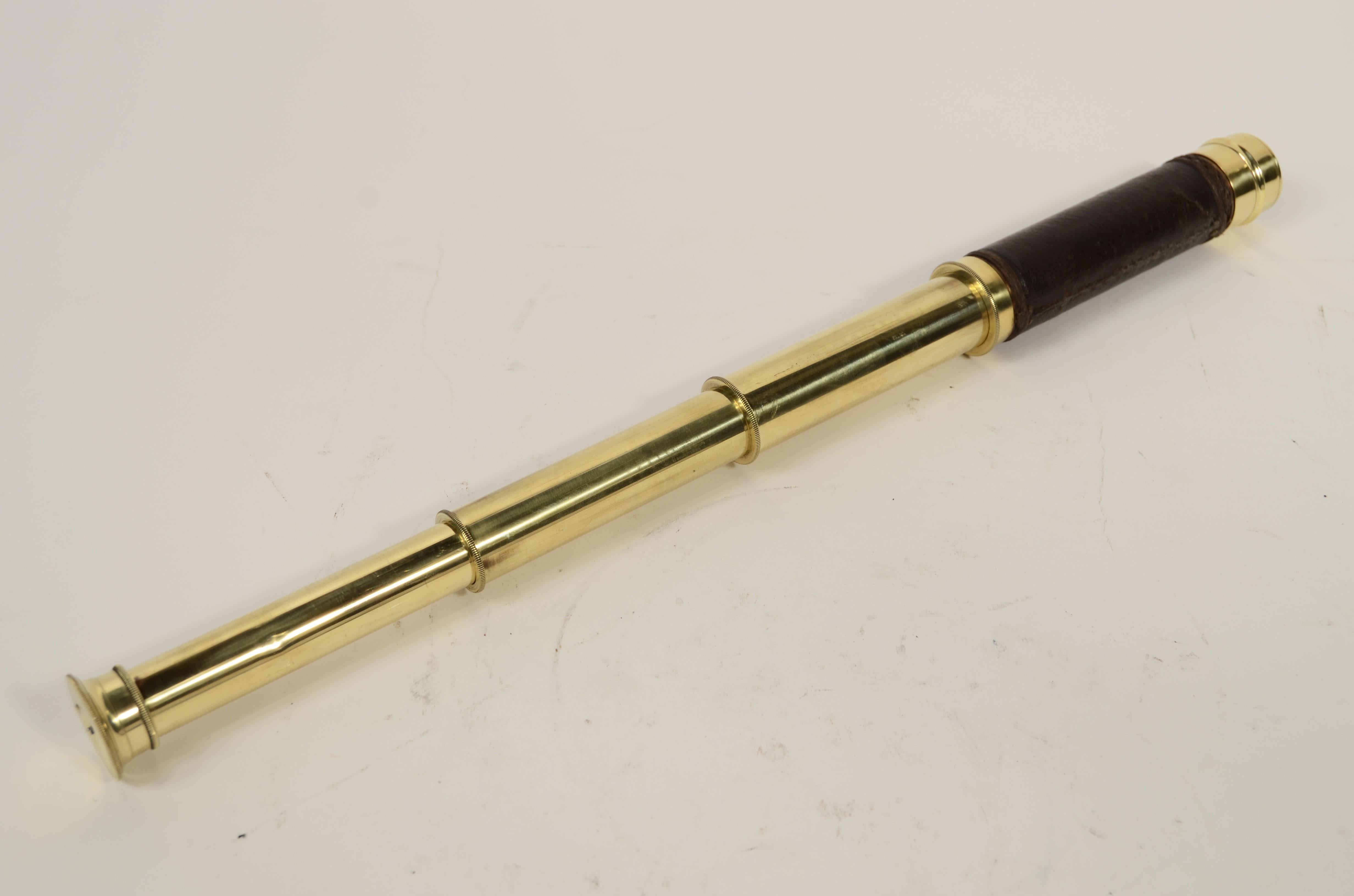 Late 19th Century Télescope de mise au point rond en laiton et cuir avec 3 extensions  1870 en vente