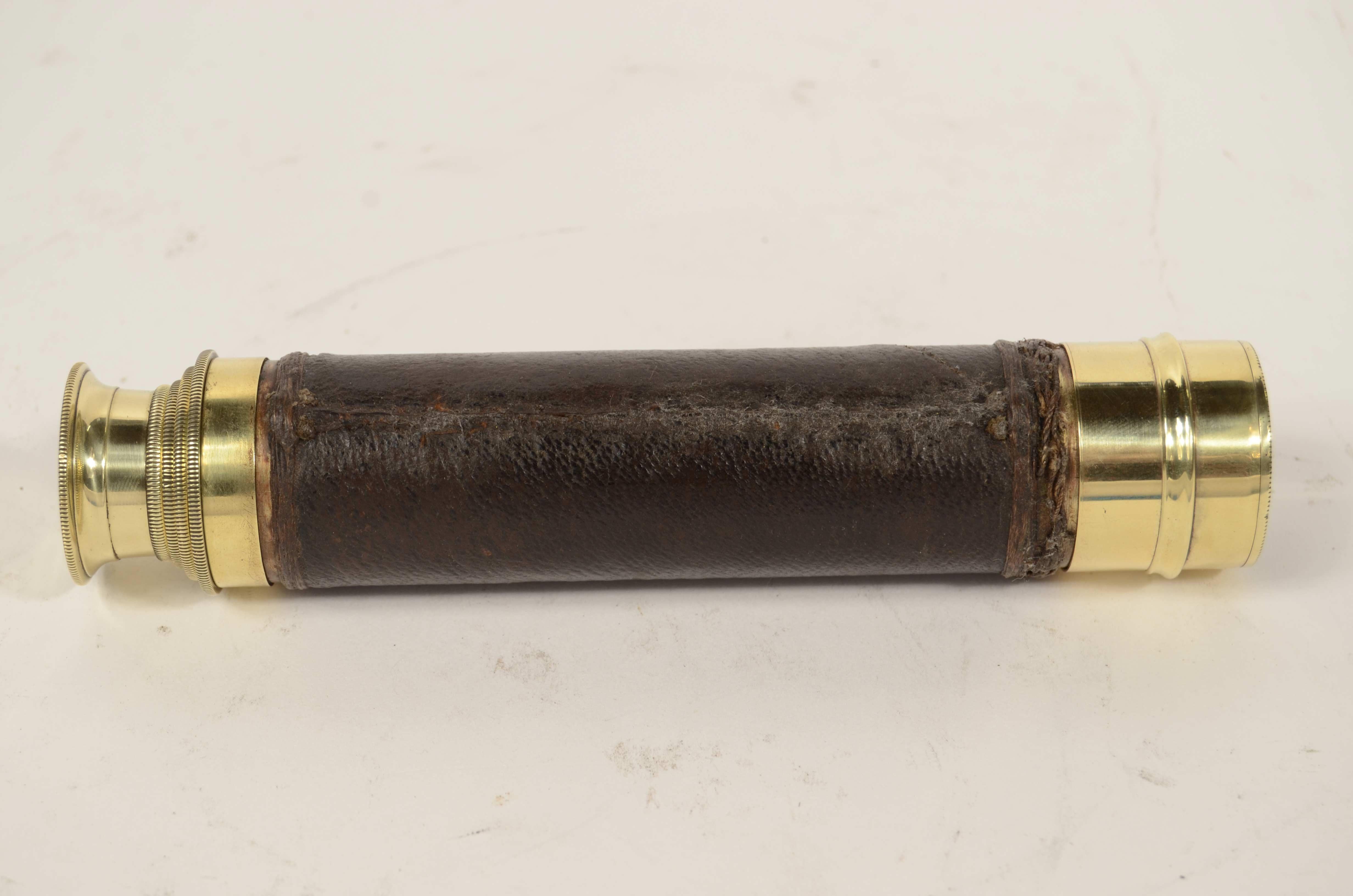 Télescope de mise au point rond en laiton et cuir avec 3 extensions  1870 en vente 1