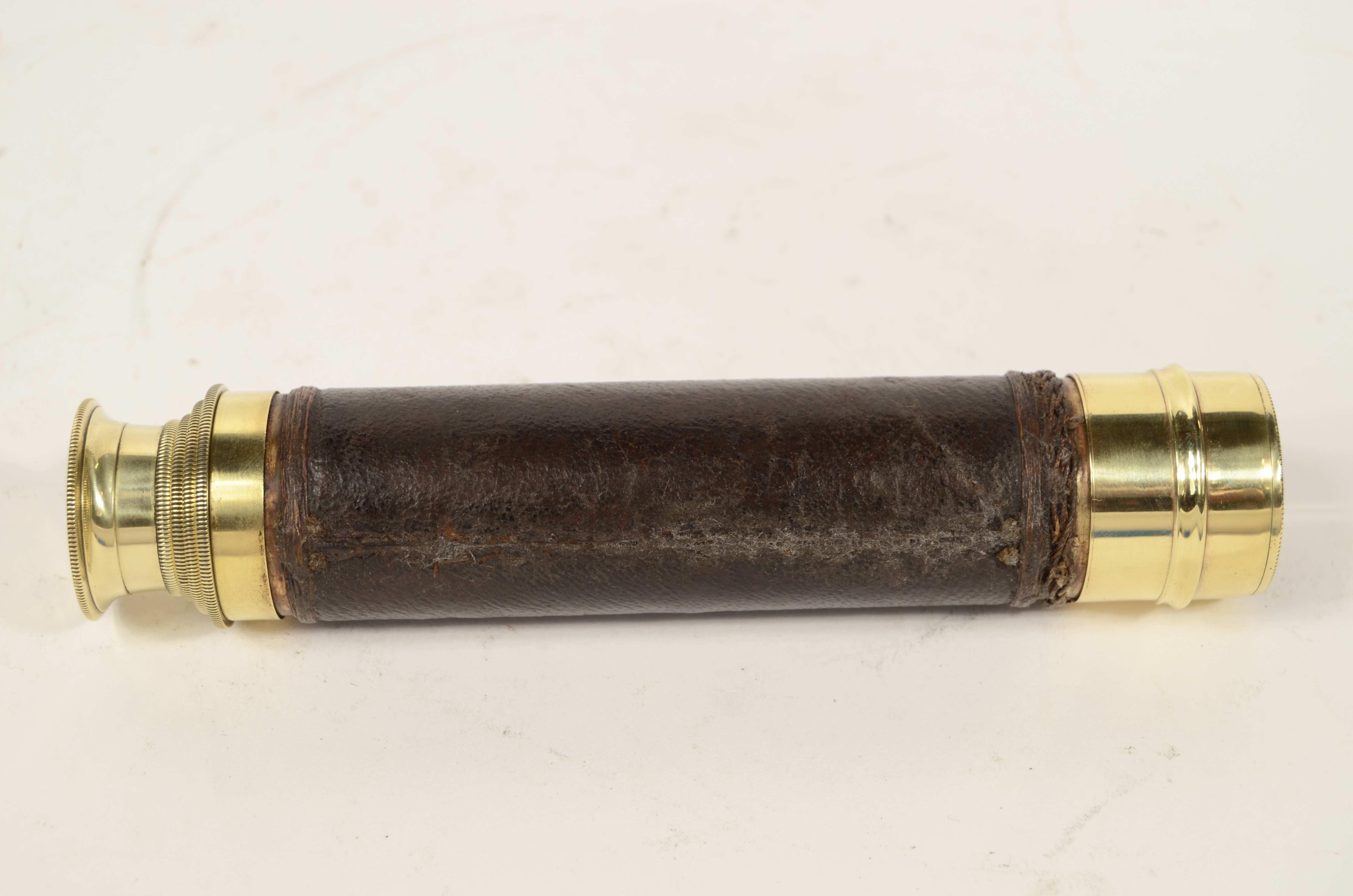 Télescope de mise au point rond en laiton et cuir avec 3 extensions  1870 en vente 2