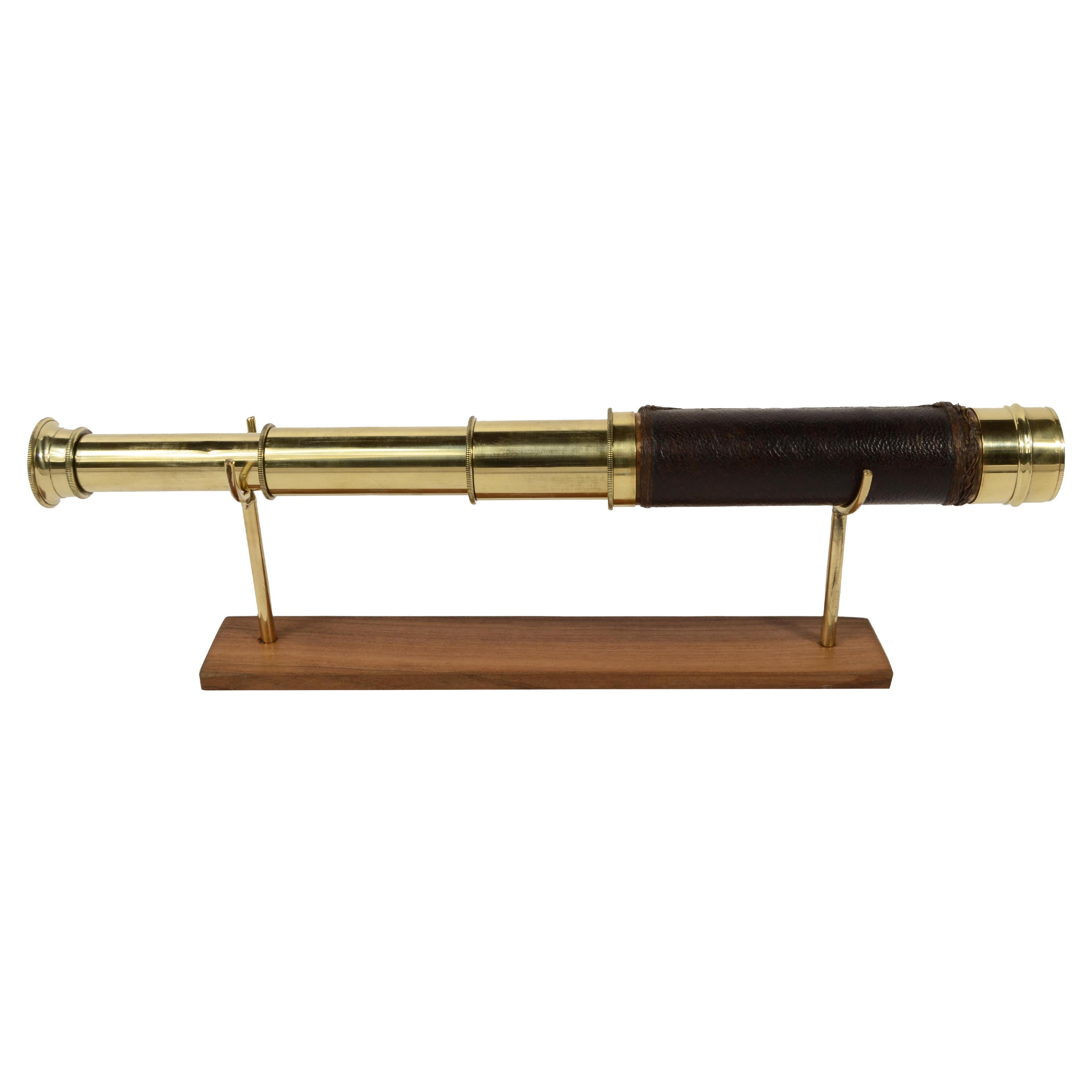 Cannocchiale a sezione tonda in ottone e cuoio messa a fuoco a 3 allunghi  1870